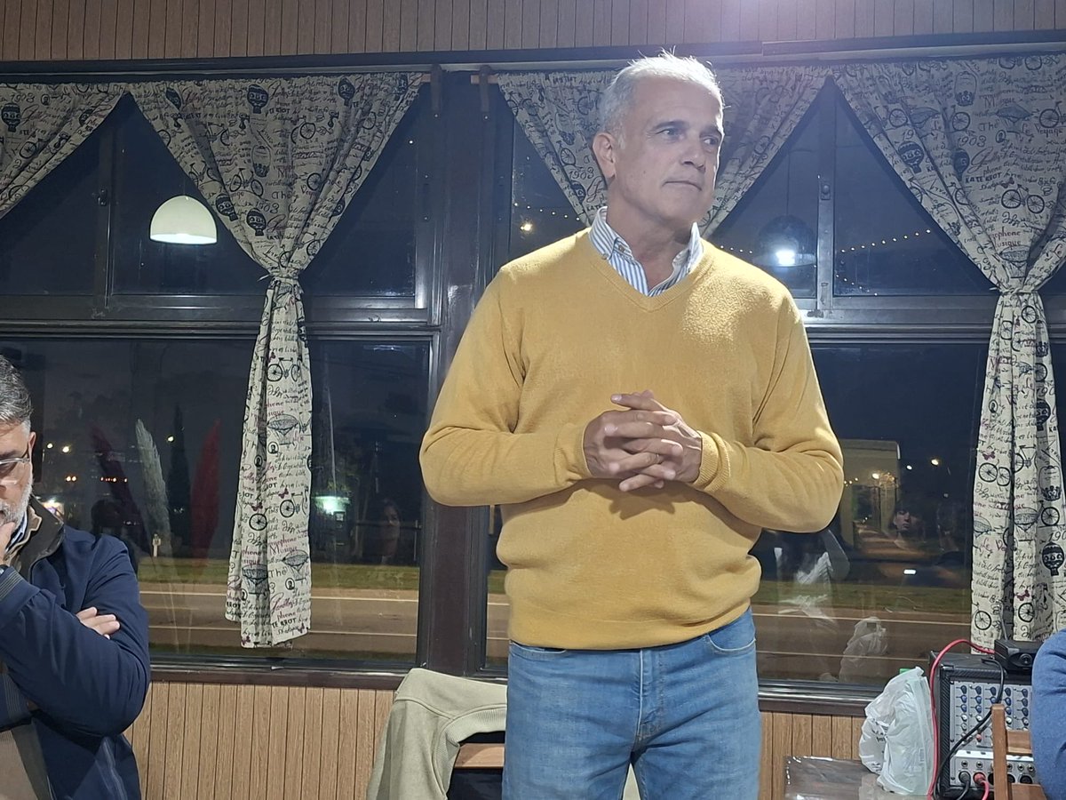 LuisPera40's tweet photo. Estuvimos este sábado por Salinas, junto a compañeros, haciendo lo que más se disfruta, pensar en lo que viene, el camino es hacia adelante!! https://t.co/QSQxCyRPcS