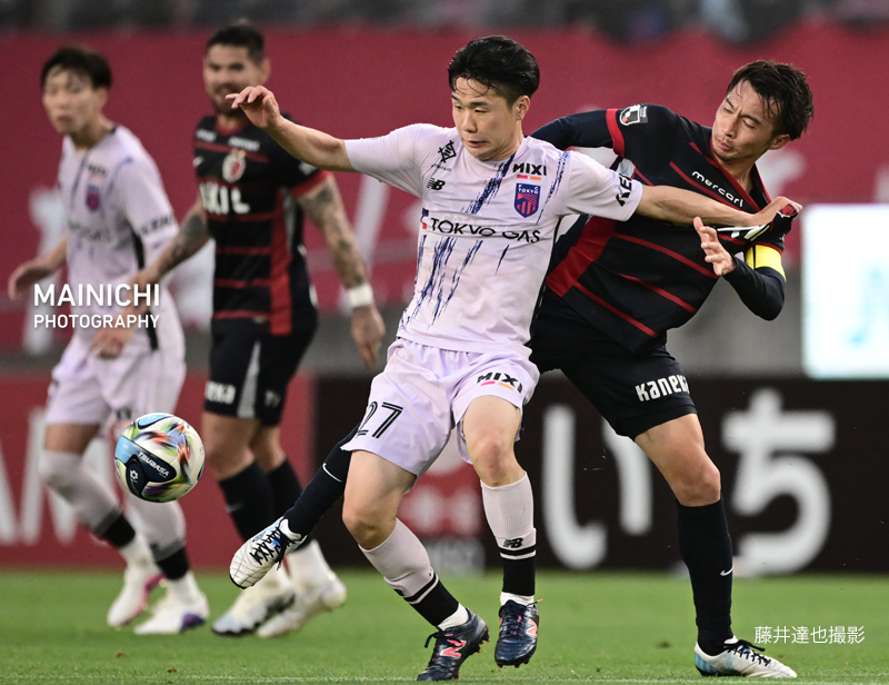 mainichiphoto's tweet photo. 藤井達也記者のウェブ連載「青赤のピッチサイドから　MatchPHOTO」。今回は、今季からチームの主軸となった常盤亨太選手についてです。

https://t.co/auZjQxjDjV https://t.co/aV142zUB0n