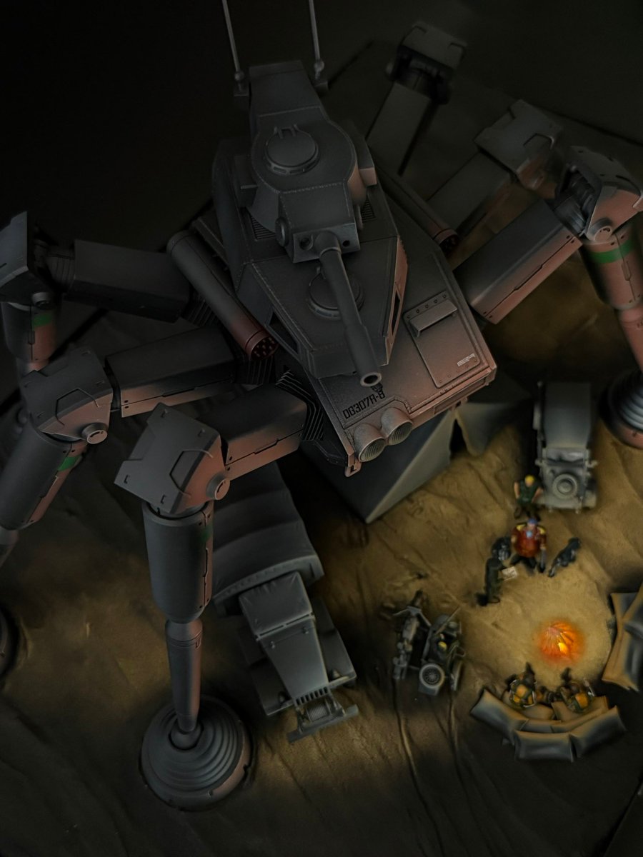 MEz4oY0D5N29097's tweet photo. 24/M72/デザートガンナー/ガルシア隊追撃前夜/焚火の炎で照らされる機体や地面を明暗塗装で再現。 #ドキュダグ6完成作品 https://t.co/kDwdFZi5Nt