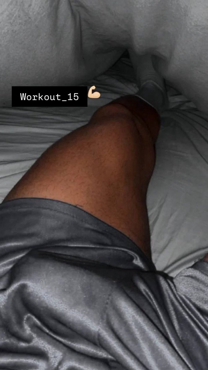 workout_015's tweet photo. Estamos bronceados de tanto jugar💪🏻⚽️. Cuántos goles quieren que les meta mañana? https://t.co/NCNcJQMq7b