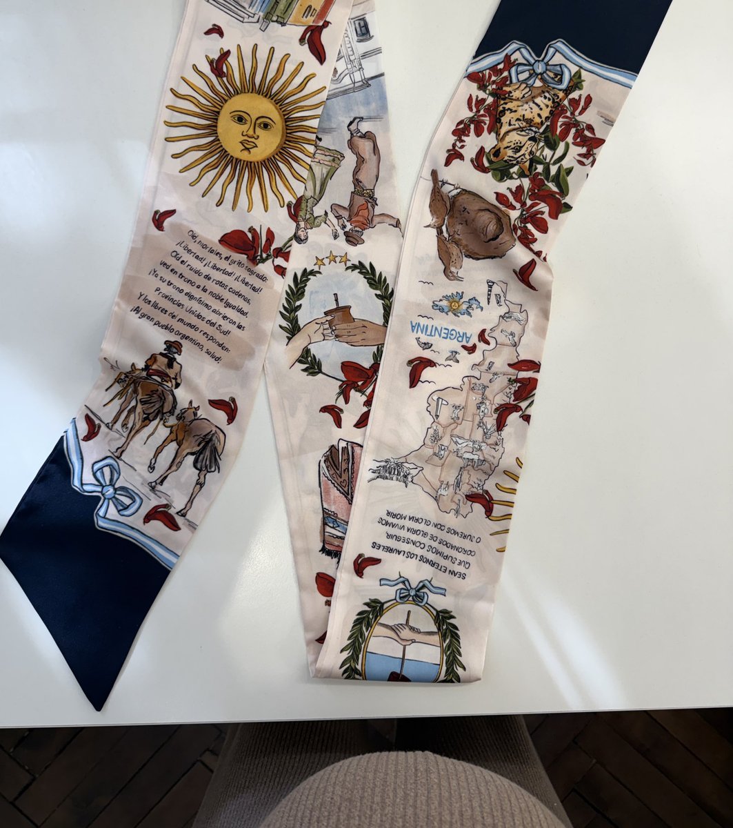 aerysgot's tweet photo. me quieren regalar uno de estos pañuelos q son PRECIOSOS yo realmente estoy en mi mejor vida (la pancita de ella en la foto 🤏🥹) https://t.co/PyWuSGTJoe