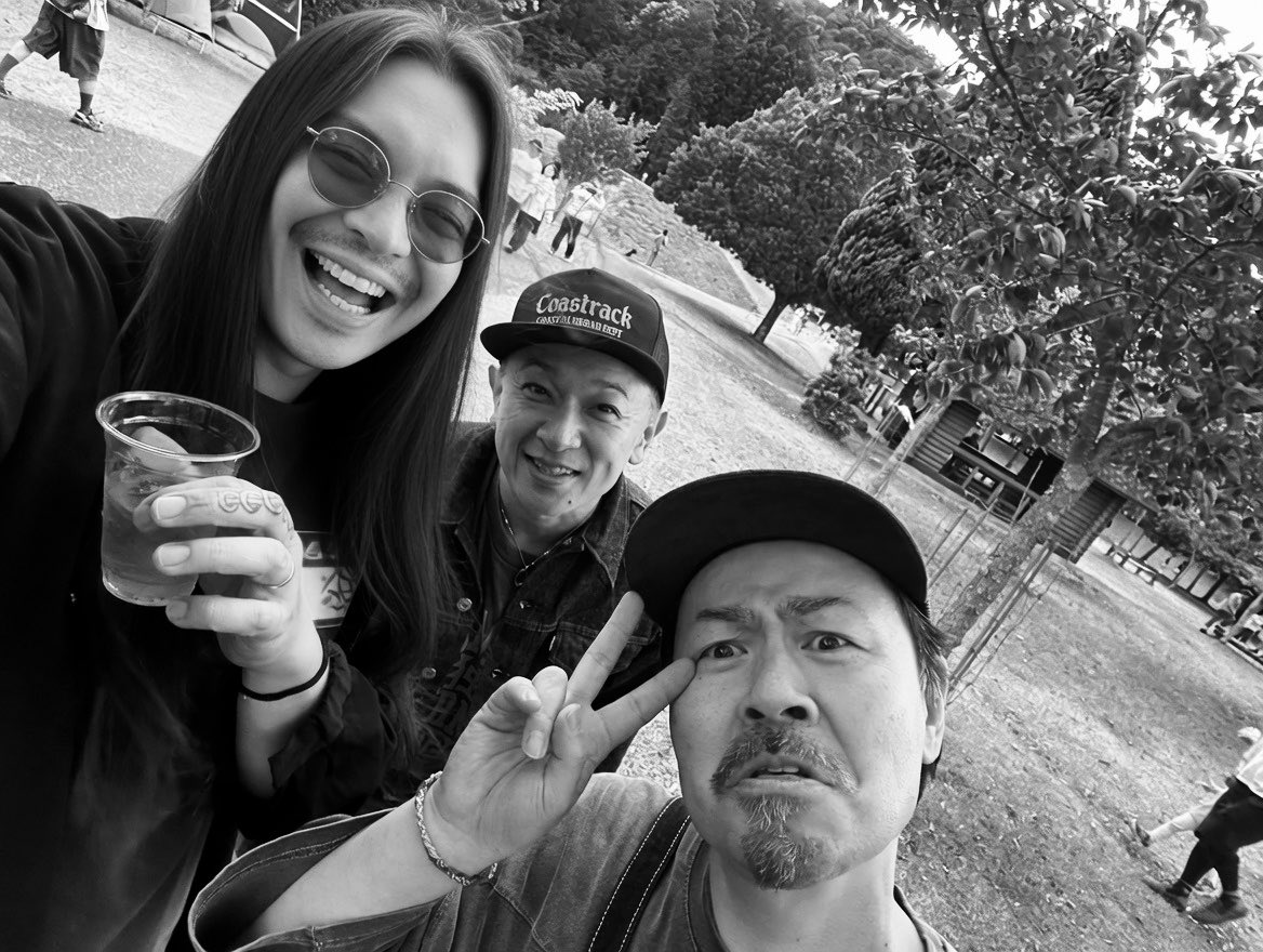 kenken_RIZE's tweet photo. 昨日のレインボーズエンドめっちゃ最高なフェスだった。

京都の仲間がみんないて、サイコーやったんぁ！

この2年で1番笑った日かもしれない。
ドクターとTRFのくだりは笑いすぎて、ほんとにちょっと吐いた。

楽しすぎてこれしか写真撮ってない。

さて、早朝から横浜に戻って本日はKT横浜Zeppでてっぺえちゃんのツアー千秋楽です！
