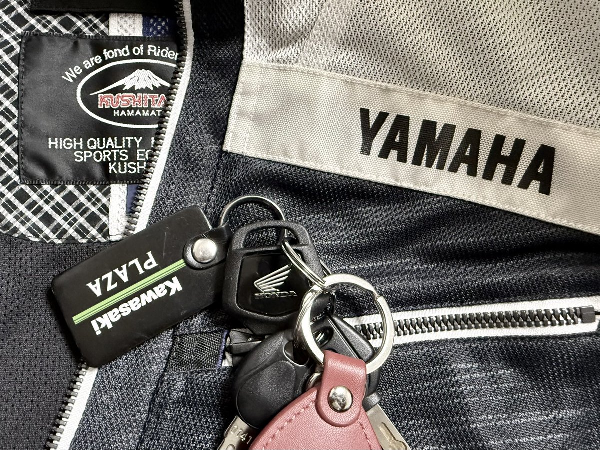 jzbs01sr's tweet photo. バイクはホンダ、ウェアはヤマハ、キーホルダーはカワサキ、あとはスズキか...

#バイク https://t.co/3Q9VVLgArC