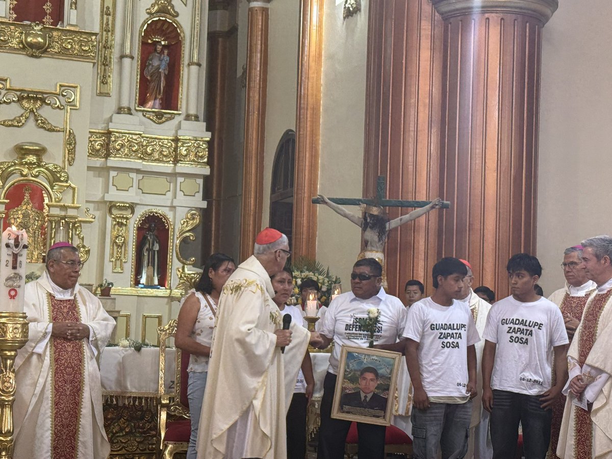 RuthLuqueIbarra's tweet photo. #Catacaos #Piura Hoy participé en el acto simbólico de pedido de perdón a las víctimas de Catacaos. Fue un momento profundamente emotivo, lleno de memoria, dolor y esperanza. Tengo muchas reflexiones, comparto algunas.
Pedir perdón no borra el sufrimiento vivido, ni devuelve los años de abuso, miedo y silencio. Pero sí representa un paso necesario hacia la verdad, la dignidad y la justicia. Reconocer públicamente a las víctimas es decirles que su dolor importa, y que nunca debieron ser abandonadas.
Como católica, me siento cercana a esta iglesia que acompaña, que está con su pueblo y que no calla ante el abuso. Hoy recordamos a quienes ya no están, a las personas que murieron llevando consigo heridas abiertas, esperando justicia y reconocimiento. La memoria nos obliga a no repetir nunca más el abuso del poder, el silencio cómplice ni la indiferencia.
Catacaos nos recuerda que el Estado, sus autoridades y sociedad tenemos una responsabilidad enorme: proteger a las comunidades, a las personas, garantizar justicia real, reparar a las víctimas, defender sus territorios y asegurar que ninguna institución —religiosa, política o económica— esté por encima de la dignidad humana.
Que Catacaos no sea solo un recuerdo doloroso, sino el inicio de una lección de humanidad y de valentía para todo el Perú y no callar frente a los abusos venga de donde venga.