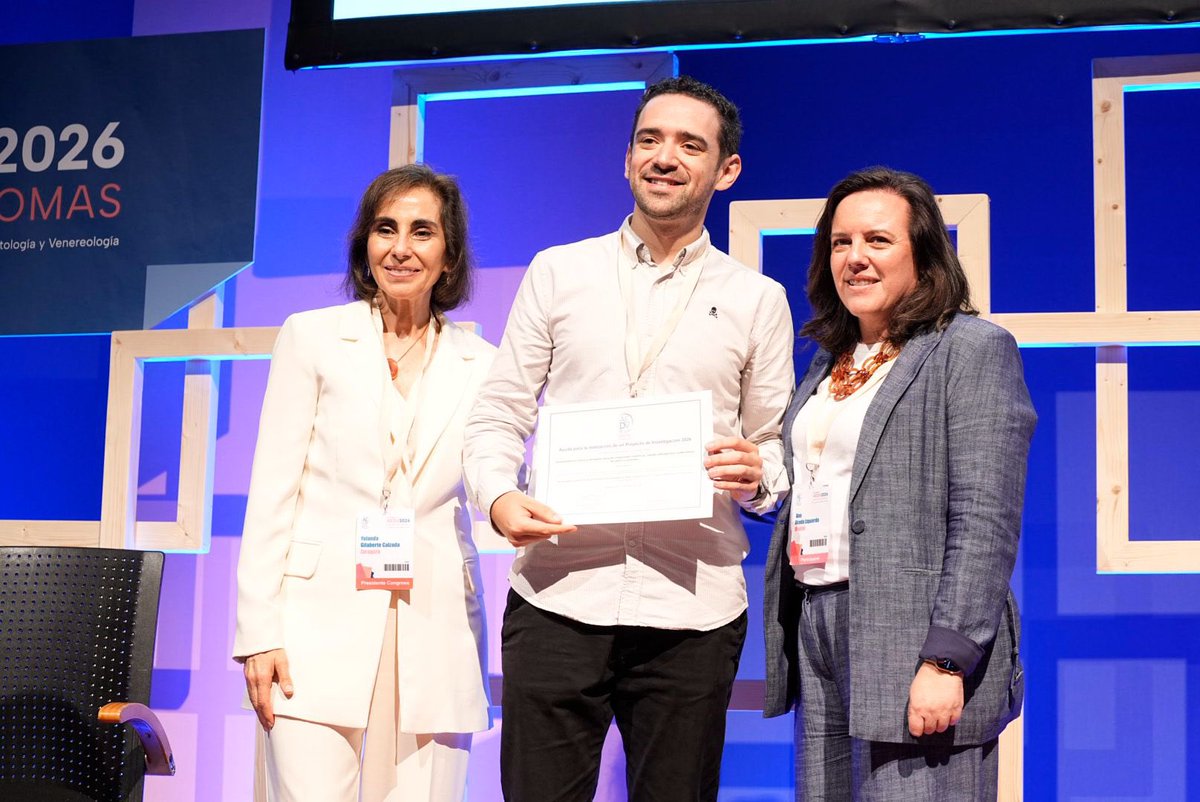 aedv_es's tweet photo. #AEDV2026 AYUDA PARA LA REALIZACIÓN DE UN PROYECTO DE INVESTIGACION. patrocinada por: Johnson &amp; Johnson
Entregan la ayuda: Dra. Yolanda Gilaberte y Ana
Uceda (Johnson &amp; Johnson)
Recibe la ayuda: Dr. Felipe Rolando Peirano. https://t.co/1rCCca3TdA