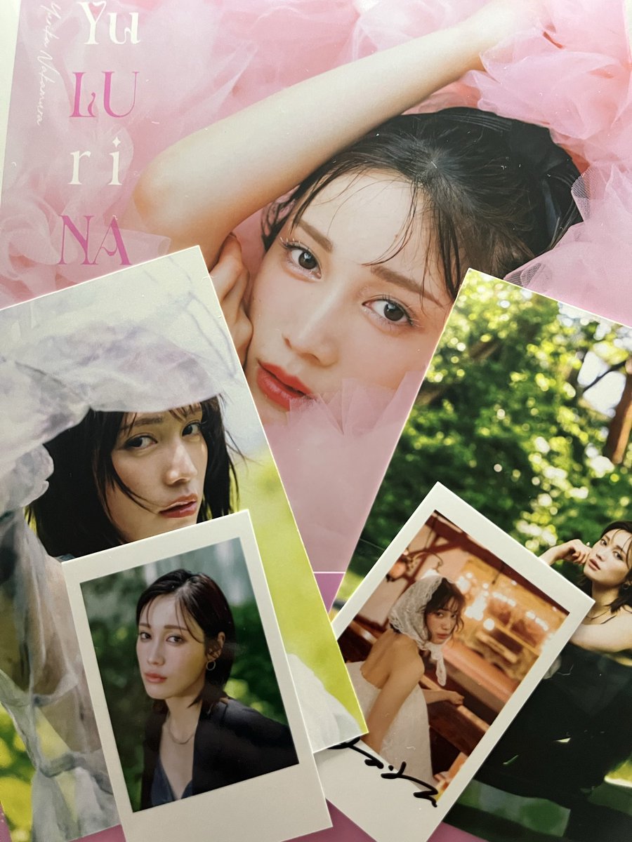 写真集にサインを書いてくれるだけでなく、チェキにも、サイン書いくれ