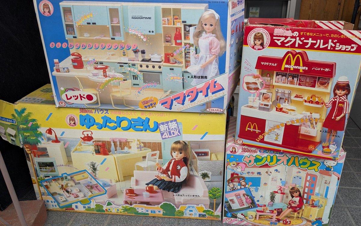 commu434's tweet photo. リカちゃんハウスというのを40年ほど前、集めていたわけです。中学なる前に引っ越したので捨てたのもあるけど、厳選して置いてたのを整理した。凄い！サンリオコラボの部屋とか店とかマクドとか。キッチンもあって。小学生の私、幸せ者！ https://t.co/j7NV1y7bCO