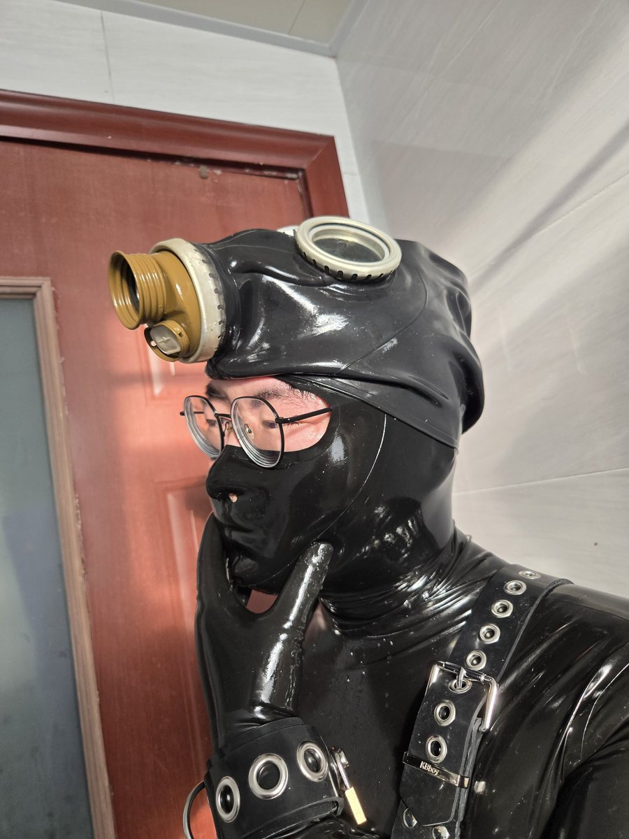 sigezifu45's tweet photo. 面具之下还是……#gasmask #乳胶 https://t.co/0peweyY1yN