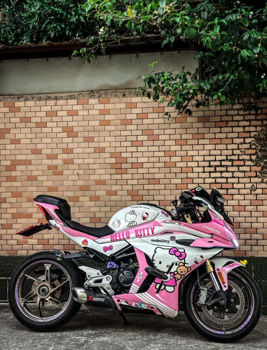 vhxmis's tweet photo. 自分の機嫌は、自分で取る。誰かの助手席より、このピンクの相棒と走る方がずっと自由で、私らしい。🏍️ https://t.co/620t48wdO5