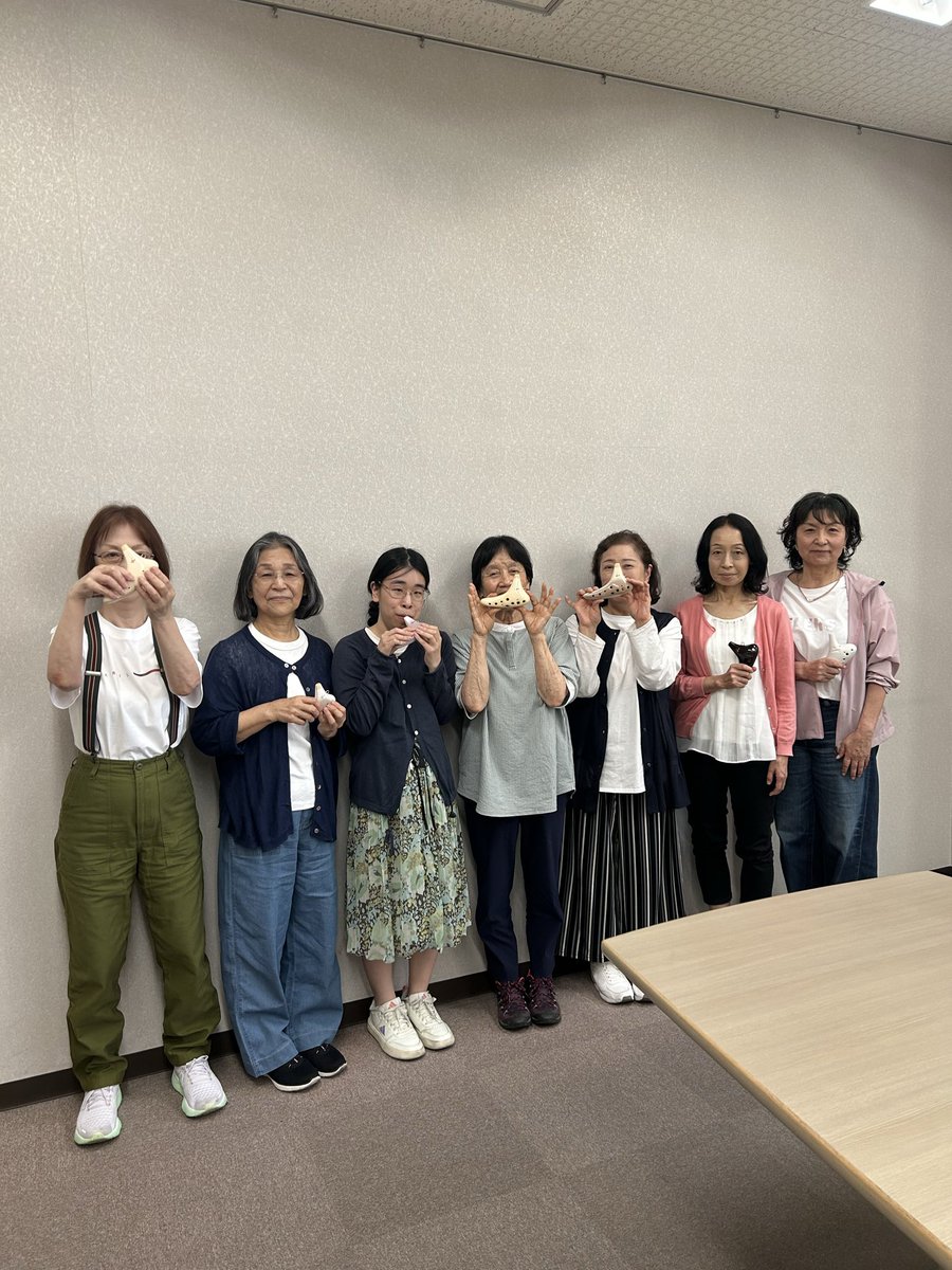 ocarina_sacay's tweet photo. 大阪狭山市のレモンスカッシュさん。
市民講座から誕生したグループ（撮影時1人欠席）。グループ名のように爽やかな空気感を会場に運んでくれることでしょう。

#オカリナ発表会 #オカリナアンサンブル #ライリッシュオカリナ連盟 #堺市立東文化会館メインホール #大阪狭山市コミュニティセンター https://t.co/4byAGD79X4