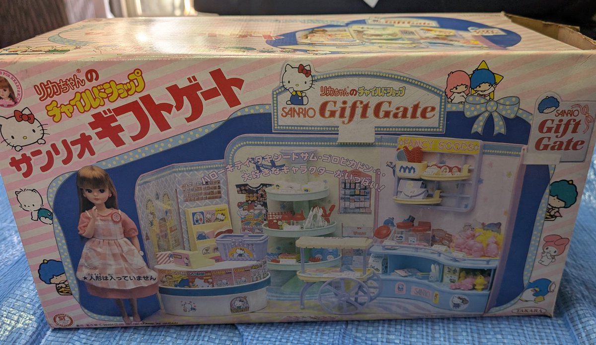 commu434's tweet photo. 昭和60年製？リカちゃんハウス、サンリオショップ（昔はサンリオギフトゲートって名前）ほんまにサンリオの当時のショップが再現されてて。小さいいちご新聞とかもあって。私の余生はこれで遊ぶことになりました（笑）ほぼ、部品も残ってたので塗替えて大人の趣味ができるかも？ https://t.co/xKHLeTVDcp