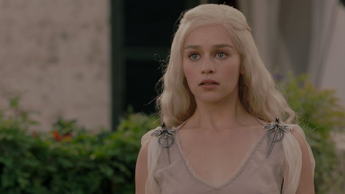 evnstrider's tweet photo. "I don't want to be his queen," she heard herself say in a small, thin voice. "Please, please, Viserys, I don't want to, I want to go home.”

… “How are we to go home, sweet sister? They took our home from us!”

a game of thrones - daenerys i https://t.co/IyqCVveqvt