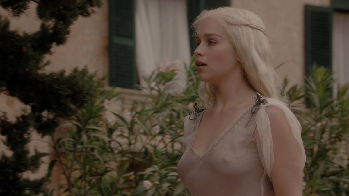 evnstrider's tweet photo. "I don't want to be his queen," she heard herself say in a small, thin voice. "Please, please, Viserys, I don't want to, I want to go home.”

… “How are we to go home, sweet sister? They took our home from us!”

a game of thrones - daenerys i https://t.co/IyqCVveqvt