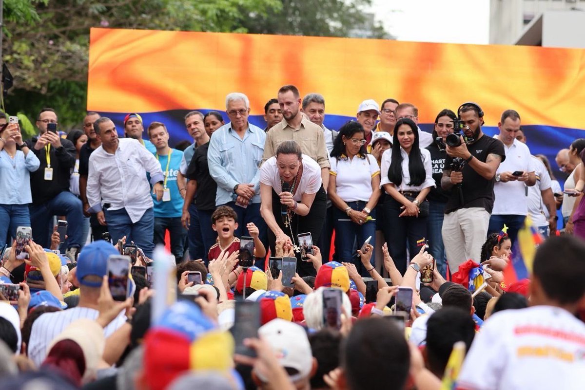 EnCiudadanoVzla's tweet photo. La diáspora venezolana en Panamá respondió con fuerza y convicción al llamado de María Corina Machado y la Plataforma Unitaria, en un acto multitudinario que se convirtió en un espacio de encuentro entre ciudadanos y dirigentes de las fuerzas democráticas venezolanas.

Una jornada marcada por mensajes de unidad, compromiso democrático y esperanza, reafirmando el papel de los venezolanos en el exterior en la lucha por el cambio y la reconstrucción del país. 🇻🇪