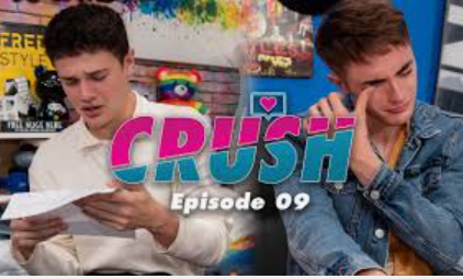 vitrolles13127's tweet photo. Crush Ep9 Bouleversement : +18 #LGBT18  « Crush Series Épisode 09 » : Crush est une série web suivant les aventures d'un groupe de mecs dont les destinées s'entrelacent entre l'amour, l'amitié, la passion et la trahison sur fond de musique rock et de sexe. Bastien attend impatiemment le retour de Sam pour qu'ils reprennent les répétitions avant leur premier concert, mais Enzo révèle à Bastien, preuves à l'appui, que Sam trompe Sacha et que l'avenir du groupe est donc compromis par leur possible rupture. Sacha