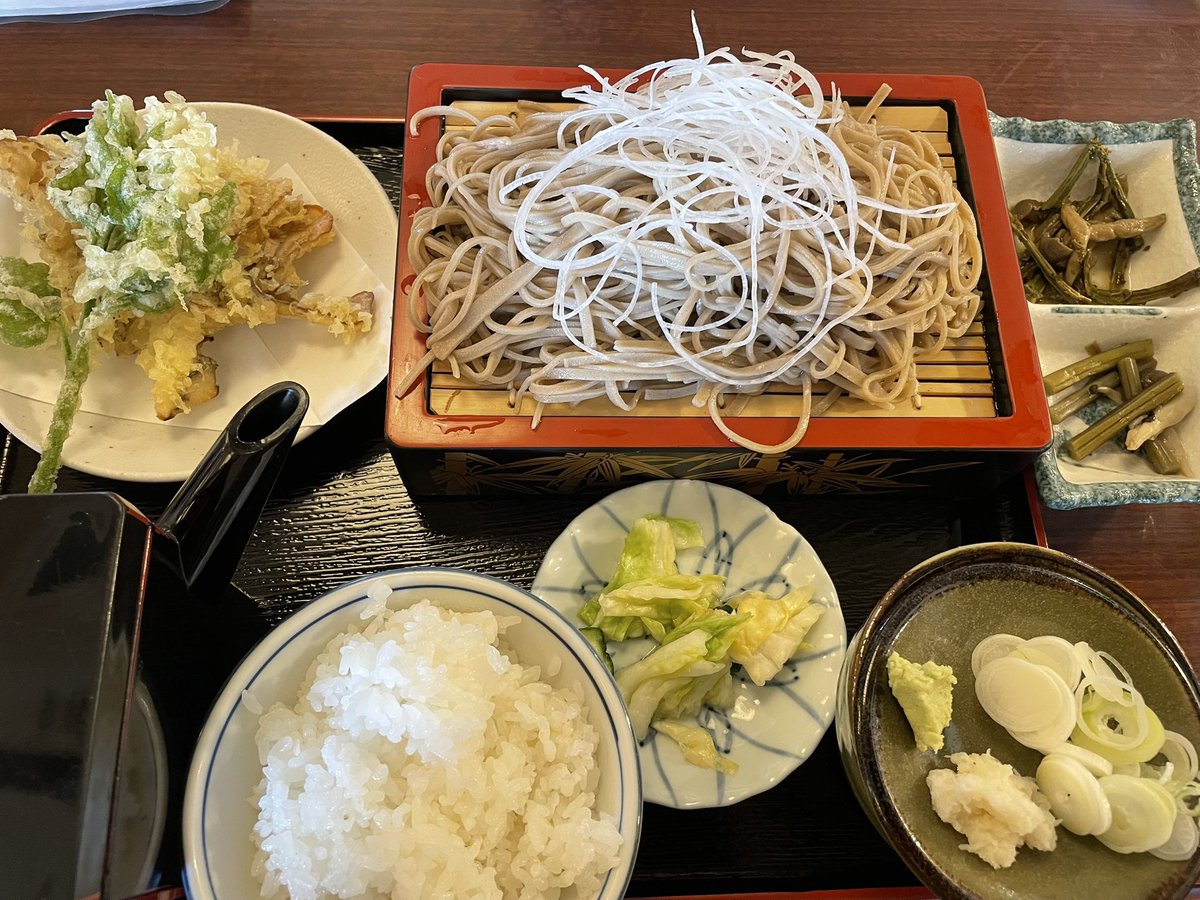 tomchan1005's tweet photo. 先日のランチは、那須塩原市にある「信吉」のそば定食です
クセのない十割そばに山菜と舞茸の天ぷら、ご飯のセットでした
舌がしびれる様な山菜の苦みは、春から初夏を感じました👍
舞茸もお蕎麦も美味しくいただきました😋
#そば
#蕎麦
#ランチ
#今日も1日たのしいな https://t.co/cJgFsjqnSq