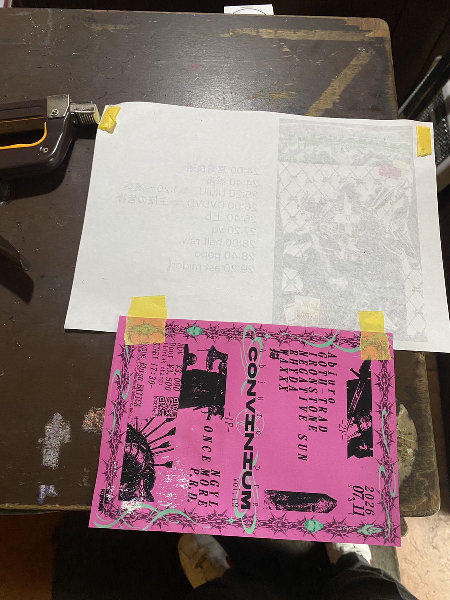 abiuro2's tweet photo. ムーンきたら7月の自主企画のフライヤーを２枚も裏紙にされててエモい🥹

箱押さえ、ブッキング、デザイン、発注まで全部自分でやってるのに🥹

数ある中から選んでくれてありがとうございます🥹

ディスカウントしてもらえましたか！？
良かった〜アツい夜でしたね🥹

”主催の皆様“のような価値あるバンドを目指してまいります！
我々の企画に出演の皆様、並びに会場スタッフの皆様、ダサくて申し訳ございませんでした！