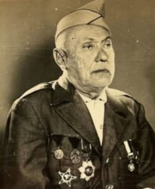 Dede38__'s tweet photo. Mustafa Kemal'in emriyle Anadolu'ya silah kaçırmak için İstanbul'daki gizli cemiyete katıldı. Yakalanınca:
Tüm dişleri çekildi.
Tüm tırnakları söküldü.
Ayak tabanına çivi çakıldı.
22 gün darp edildi.
Buz dolu havuzda çıplak bekletildi.
İdama mahkum edildi.
Ama asla konuşmadı.                                       Kara Salih Çavuş'un hikayesi Siirt'te başlıyor. Hiperaktif, hareketi, kabına sığmayan zeki bir çocuk olmasına rağmen, kendi deyimiyle "sakalı uzun aklı kısa" hocasından arkadaşları önünde dayak yeyince onuru kırılıyor. Okulu bırakıyor. Bir daha da gitmiyor.
 İlerleyen yıllarda Balkan Savaşları'na gönüllü olarak katılıyor. Dünya Savaşı çıkınca er olarak Çanakkale'de görevlendiriliyor. Mustafa Kemal'le yolları ilk defa orada kesişiyor. Onun emrinde Arıburnu'nda süngü hücumu yapıyor.
Onu o kadar sevmişti ki, "Öl dese ölürdüm" diyor.
 Kara Salih Çavuş'un kaderi 1916'da gönderildiği Sina cephesinde değişiyor. Çanakkale'den beri yanından ayırmadığı silahının kabzası bir gün bozuluyor ve tamire veriliyor.
Atış talimi sırasında yeni silahından şikayet ediyor.Komutanı sebebini sorunca "Kurşunu hedefe vurmak için nefsime güvenim var amma buna yok" diyor ve meseleyi anlatıyor:
Çanakkale'den beri kullandığım, huyunu suyunu bildiğim silahımda bir bozukluk olmuştu. Müsaade ederseniz gidip alayım.
Bozuk mozuk ona güvenim vardır.
 Silahına bağlılığı komutanın dikkatini çekince Kara Salih anlatmaya devam ediyor:
Arıburnu hücumunda ayaklarımdan yaralandığım vakit elimden bırakmadım.
Benim dostumdur. Yüzümü kara çıkarmaz. Yiğidin kendine olduğu kadar silahına da güveni olmalıdır. Ben ona güvenirim.
 Bu iddialı laflar üzerine komutan, her attığını vurması gerektiğini söylüyor. Kara Salih tamam diyor. Silah geliyor.Komutan 12 diyor. Salih vuruyor.
Bir daha 12 diyor. Salih yine vuruyor.
Dokuzun sağından vur diyor. Salih vuruyor.
Onbirin solundan vur diyor. Salih vuruyor.
 Komutan, nişancılığına hayran olduğu Salih'i başçavuş yapmak istiyor. Meseleyi tabur komutanına açıyor. Yüzbaşı bir de kendisi görmek istiyor. Salih'i çağırıp epey ilerdeki bir ağacın tepesindeki dalı vurmasını istiyor.
Kara Salih dalı da vurunca başçavuş oluyor.
 Salih, başçavuşluk görevini içten benimsiyor. Tüm askerlerin görevleriyle layığıyla ilgileniyor. Fakat onun asıl hedefi başkaydı. Gözünü alçaktan uçan İngiliz uçaklarına dikmişti.
"Bölük komutanı emir verse birer birer aşağı alırım onları" diyor.İlerleyen günlerde Salih'in birliği çölün ilerisinde denize yakın kurak ve kimsesiz bir bölgeye gönderiliyor. Bu bölgede çok sayıda düşman keşif kolu ve bedevi casusu bulunuyor.
Bedevilerden biri birkaç gün sonra birliğin yakınında görülüyor.
 Komutan Şükrü Bey, Salih'i çağırıp emir veriyor:
Çabuk silahını al. Benim ata bin. Çöl sıcağına bakmadan, kan ter içinde kalsan bile o herife görünmeden süratle gidip bedevi casuslarını yakala.
Şükrü Bey birkaç saat sonra uzaktan "Paralo, paralo" seslerini duyuyor. Ardından Salih Çavuş görünüyor. Atı yedeğine almış, ayaklarından vurduğu iki bedeviyi peşine takmış geliyor.
Şükrü Bey "Neler oldu" diye soruyor.Kara Salih anlatıyor:
Çölün kurdu olan bu iki bedevi çölde pire gibi kaçıp kayboluyor. Kum tepeleri gerilerine saklana saklana üzerime belki yirmi kurşun attılar. Her ne yaptımsa yakalamak mümkün olmadı. Sıcaktan beynim karıncalanmaya başladı. Ayaklarından vurdum.
 Bedevilerin üzerinden zarf çıkıyor.
Bedevilerin birliklerin haritalarını İngilizlere sızdırdığı anlaşılıyor. Tabi, Salih Çavuş ödüllendiriliyor.
Şükrü Bey, bu defa onu çöle sızarak keşif kollarını vurması için görevlendirmeyi düşünüyor.
 Tabi, Salih Çavuş'un canına minnet.
Yerinde duramayan bu adam için çölde koşturup düşman avlamak o an için dünyanın en keyifli şeyi. Şükrü Bey emri veriyor:
Çölde 4-5 saat gidip bir kum tepesi gerisine saklanarak keşif kollarını avlayamaz mısın?
 Salih Çavuş "Allah'ın izniyle, öteye bile geçerim" diyor:
Gözüme ilişenler geriye dönemezler.
Onların dönmediğini görenler de korkudan keşfe çıkamazlar.
 Kara Salih, emri alır almaz yola çıkmak istiyor. Malum, çöl sıcağına dayanmak mümkün değil. Serinde gitmek istiyor.
Şükrü Bey atını vermek isteyince reddediyor:
Müsaade edin atı almayayım. Başıma dert olur. Hayvan bu. Durduğu yerde kımıldanır. Kişner. Düşmanın haberi olur.
 Salih Çavuş yanına kırk kurşun, on parça peksimet ve iki matara su alıp çöle karışıyor. Hurma da veriyorlar. İstemiyor. "İçimi yakar" diyor.Akşama doğru Salih Çavuş ufukta beliriyor. Hayli yorgun. Ama yanında iki at, iki yaralı İngilizle geliyor.
 Şükrü Bey ertesi gün Kara Salih'i tekrar çöle göndermek istiyor. Hemen kabul ediyor:
Dünküleri bugün ararlar. Onları da bizim tarafa buyur ederim. Aynı yerlerden gideceğim. Güneş bana kılavuzluk eder. Çölde kaybolmam. Güneş, Mısır tarafında batıyor değil mi?
 Şükrü Bey bakıyor, Kara Salih silahı koltuğunun altına almış gidiyor. Güneşin ona kılavuzluk edeceğine inanıyor. Bir yandan da endişe ediyor. Ya başına iş gelirse. Dua üstüne dua okuyor.
Bir zaman sonra çölün derinlerinden makineli tüfek sesi işitiyor.Aradan saatler geçiyor. Kara Salih yok. Gece oluyor. Kara Salih yok. Şükrü Bey korkmaya başlıyor. Ertesi sabah olmasına rağmen ortada hala kimse görünmüyor.
Şükrü Bey, artık umudu kesmeye başlıyor. Ya düşmanın eline geçti, ya bedeviler yakalayıp esir etti diye düşünüyor.
 Derken, öğleden sonra Kara Salih çıkıp geliyor. Şükrü Bey merak içerisinde "neler oldu" diye sorarken, Kara Salih cebinden çıkardığı tabancayı uzatıp "Buyrun" diyor:
Baktım. İçinde dokuz kurşun duruyor. Belinizdekinden daha iyi. Mavzer gibi. Nişangahı var.
 Şükrü Bey "merak ettim" diye üsteleyince Kara Salih "Amma yaptın komutanım. Ölüm er geç insana gelecek. Yeter ki şerefli öleyim" diyor. Başlıyor anlatmaya:Buradan çıktıktan sonra yavaş yavaş yürüdüm. Gün ağardı. En sonunda karşıma çölde hiç görmediğim düzlük çıktı. Mezar taşları olmayan büyük bir yer. Şurasında burasında kel başın kılları gibi tek tük ota benzeyen şeyler olsa da ne bir ağaç ne bir yudum su... Şaşırdım. Kerbela'dan daha beter yere geldim galiba diye düşünceye daldım. Sıcak beynime vurmaya başladı. Güneşe siper olacak bir kum tepesi nerede var diye bakarken çok alçaktan uçan bir tayyare sessiz sedasız karşıma çıkmaz mı? Şükrü Bey şaşkın. "Çabuk anlat, ne yaptın" diye soruyor. Kara Salih cevaplıyor:
Ne yapacağım. Hemen ölü gibi sırt üstü yere yattım. Çok yavaş uçuyordu. Beni görmüş olacaklar ki makineli tüfek işlerden solumda sağımda kurşunlar vızıldamaya başladı. İki katlı bir evin dam boyu kadar yakından uçan tayyareye bakınca bana merhaba diyecek kadar yakın bir insan başı görmeyeyim mi? Durur muyum artık?
Silahı göze aldım. Uçtuğu istikamette burnunun ötesine beş kurşun salladım. Sen misin sallayan. O ana kadar dosdoğru uçan tayyare kendini bilemez rezil sarhoş gibi sağa sola yapla vurmaya, öcünden oralarını makineli tüfek sesine boğmaya başladı. Bir iki dakika geçtikten sonra hırıltı gürültü içinde yukarı dikildi. Nihayet yana yana benim sağıma doğru düştü. Şükrü Bey'in şaşkınlığı daha da arttı. Sonra ne oldu diye sordu. Kara Salih, sonrasını da şöyle anlattı:
Güneş beni kavurmuştu. Hemen oralara gitsem, buraya ölüm bile gelmezdi. En yakın kum tepesinin güneş görmeyen yamaçlarında ikindiye kadar zar zor vakit geçirdim. Aklım fikrim tayyarenin düştüğü taraftaydı. 
Şükrü Bey sordu: Gittin mi oraya? 
Kara Salih cevapladı:
Tabii. Gitmesem size verdiğim tabancayı kum çölünde bulacak değilim ya. Bir sürü bedevi beni görünce hepsi acayip sesler çıkararak kaçtılar. Silahsız oldukları için silah kullanmaya tenezzül etmedim. Yalnız kaçmayı beceremeyen bu aptalı yakaladım. O da çölde canım sıkılmasın diye para falan verilirse belki faydası da dokunur bize. Baksanıza efendim. Hazreti Adem zamanından kalmış anadan doğma çepiş gibi bir şey. Üzerinde pis entariden başka ne var ki? Meteliğe divan vurur bunun böylesi.İşte, Kara Salih Çavuş bu yiğitliğiyle birlikte nam saldı. Keşif kollarını geçirmez oldu. Çölde yakaladığı bedeviyle daha çok kez düşman avlamaya gitti.
İlerleyen dönemde Filistin Cephesi'nde görev aldı. Gözetleme balonunu vurup düşürerek Almanların takdirname aldı.Ateşkes döneminde Atatürk tarafından Şişli'ye davet edilip gizli cemiyette görevlendirildi. Çok defa silah kaçırılmasını sağlayan operasyonlara katıldı. Sonuncusunda yakalanıp işkence gördü. Hapisten kurtarılıp Anadolu'da görevlendirildi.İnönü ve Sakarya savaşlarına katıldı. Arada geçen zamanda cephe önlerinde Yunanlara akın yapması için teşkilat kurdu. Onu yönetti. Öyle başarılı oldu ki genelkurmay tarafından davet edildi. Atatürk onu alnından öptü.Mim Mim Grubu lideri Topkapılı Cambaz Mehmet, ki yaman adamdır, Kara Salih için düzenlediği vesikada Kara Salih Çavuş'un operasyonları anlatılır.
Kara Salih Çavuş büyük kahramandı. Nur içinde yatsın.Con Sinov.                                          Görsel:İstiklal kahramanı Çanakkale Suriye'de cephede savaşmış Salih Çavuş ıslak imzalı müzayede fotoğraf.