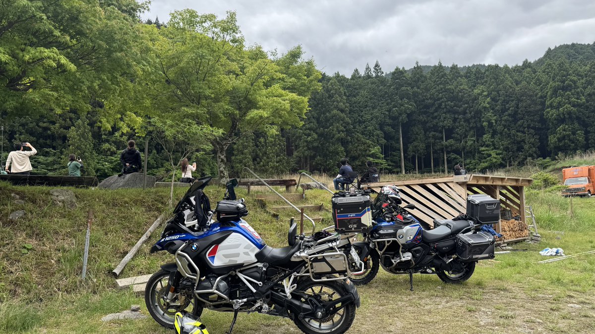 zeCrlRTIv3CM5Cd's tweet photo. 池町先生いらっしゃる🧑‍🏫

ジロジロと見過ぎかなぁ〜❗️

#美杉
#R1250GS 
#R1300GS
#HP2
#R12GS
#G310GS
#F450GS
#BMWモトラッド https://t.co/SDUdiJLMOH