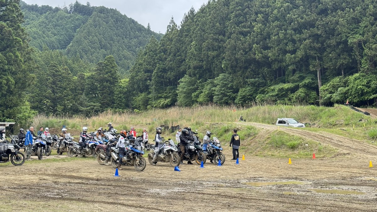 zeCrlRTIv3CM5Cd's tweet photo. 池町先生いらっしゃる🧑‍🏫

ジロジロと見過ぎかなぁ〜❗️

#美杉
#R1250GS 
#R1300GS
#HP2
#R12GS
#G310GS
#F450GS
#BMWモトラッド https://t.co/SDUdiJLMOH