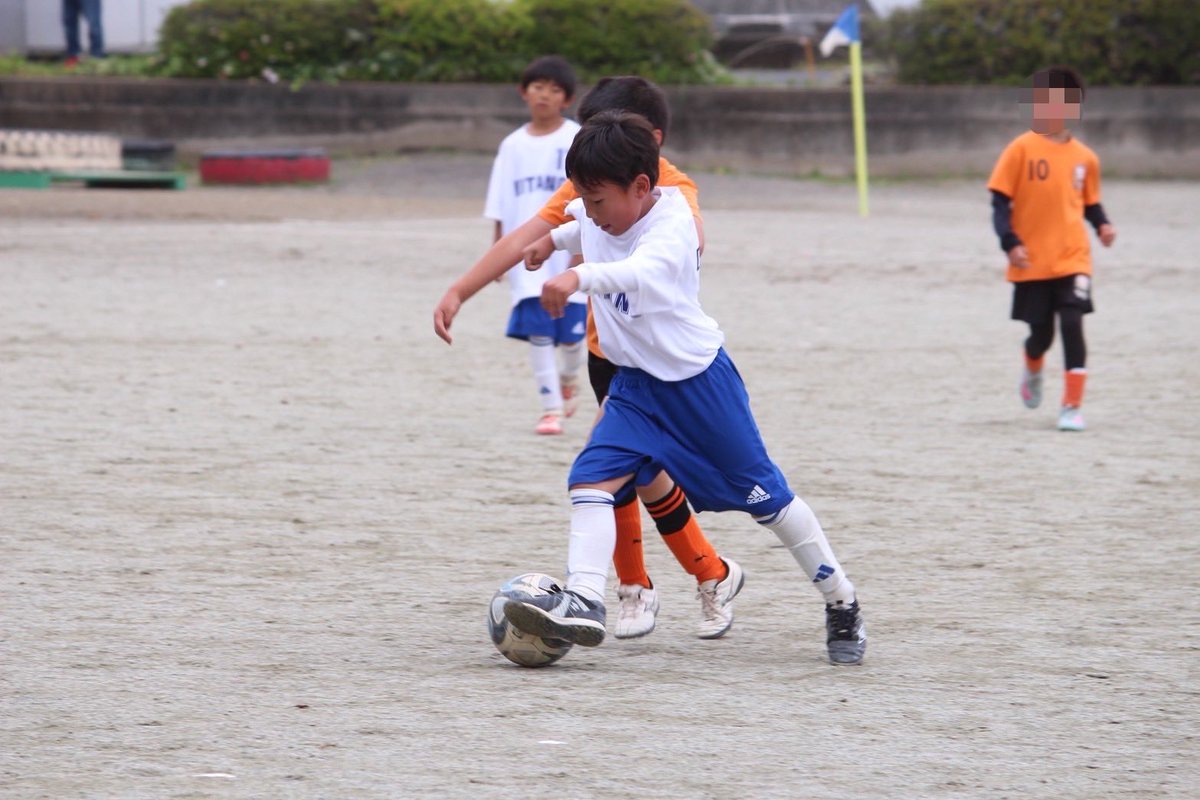 ClubKitano's tweet photo. 5/23  4年  ハチリーグ

入間西武0-0,扇0-1,藤沢3-0,金子1-0（ﾂﾊﾞｻ2,ｱｷﾄ,ﾕｳｶﾞ）

攻守の切替えの意識、パスを出した後に立ち止まらず動く意識をテーマに。
試合を重ねるごとに良くなっていきました!!
攻撃の時に自分が関わって味方をサポートしていく動きが、もっと増えると🙆 https://t.co/hIDqOjJJA2