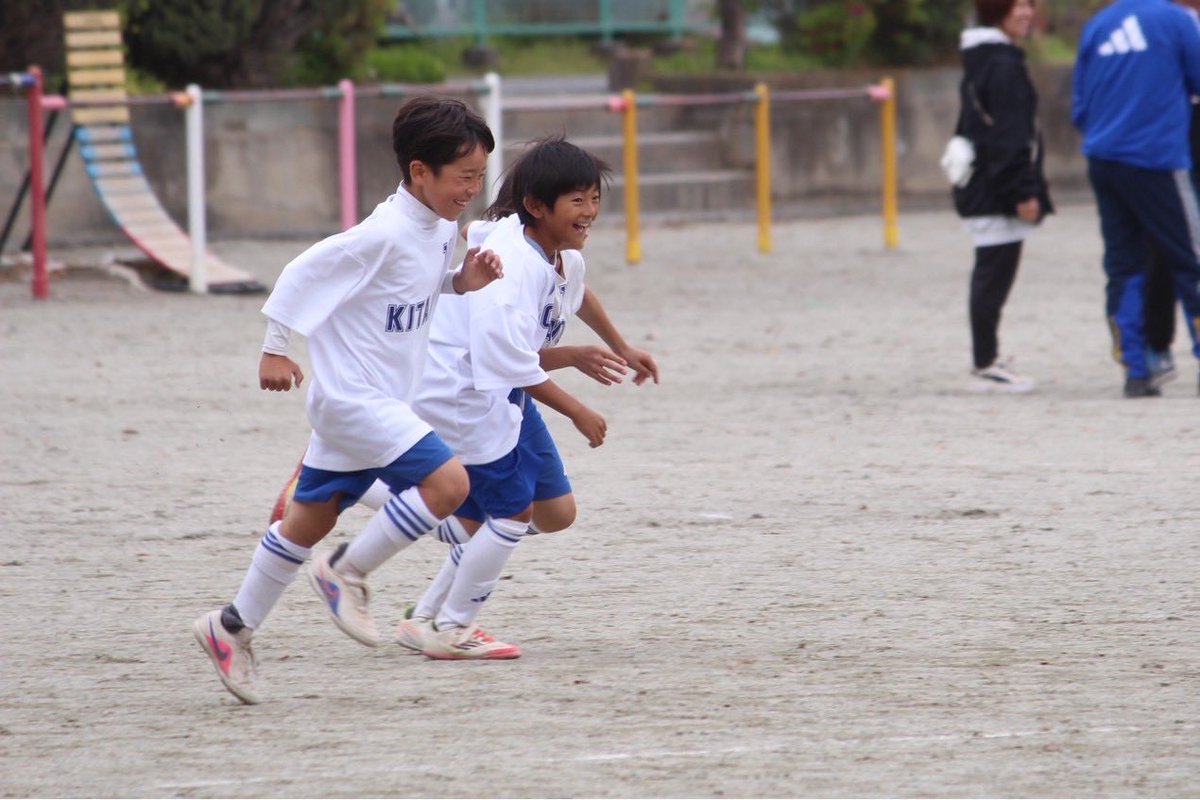 ClubKitano's tweet photo. 5/23  4年  ハチリーグ

入間西武0-0,扇0-1,藤沢3-0,金子1-0（ﾂﾊﾞｻ2,ｱｷﾄ,ﾕｳｶﾞ）

攻守の切替えの意識、パスを出した後に立ち止まらず動く意識をテーマに。
試合を重ねるごとに良くなっていきました!!
攻撃の時に自分が関わって味方をサポートしていく動きが、もっと増えると🙆 https://t.co/hIDqOjJJA2