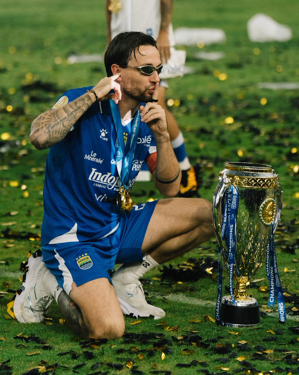 gilabola_ina's tweet photo. MEREKA YANG BERHASIL CATATKAN HATTRICK JUARA LIGA INDONESIA BERSAMA PERSIB BANDUNG! 🏆🏆🏆

👔 Bojan Hodak (Pelatih)
👤 Teja Paku Alam
👤 Kakang Rudianto
👤 Achmad Jufriyanto
👤 Dedi Kusnandar
👤 Robi Darwis
👤 Marc Klok
👤 Beckham Putra

📷 instagram Marc Klok https://t.co/XxtusMPBfw
