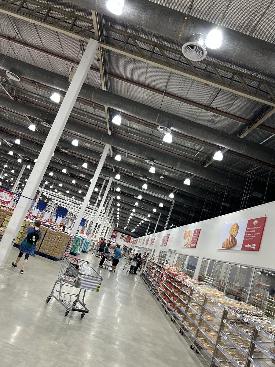 ponta_bkk's tweet photo. いつのまにか、改装され寿司も販売されていた、一番近所のマクロ。 https://t.co/sugw8NiEhG