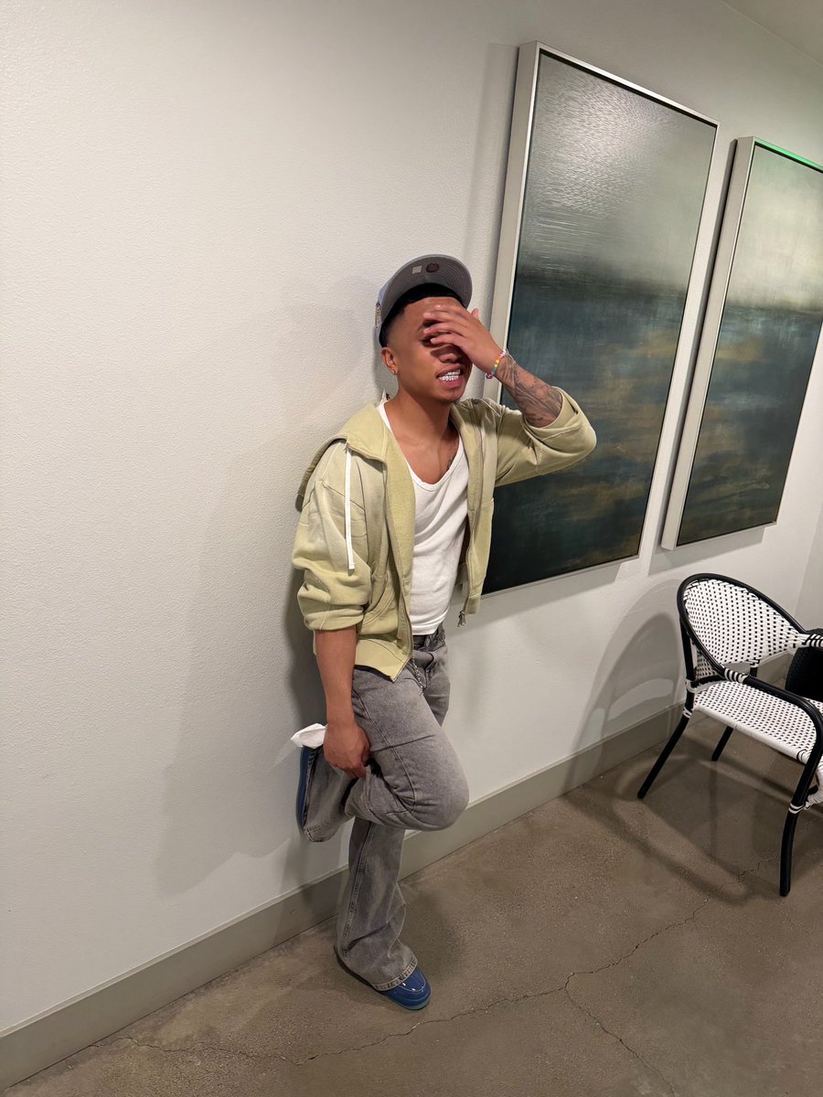 Adotbr0's tweet photo. where is the🐐they need one..the mirror is right here I see one🪞 https://t.co/PkS4A9Ims6
