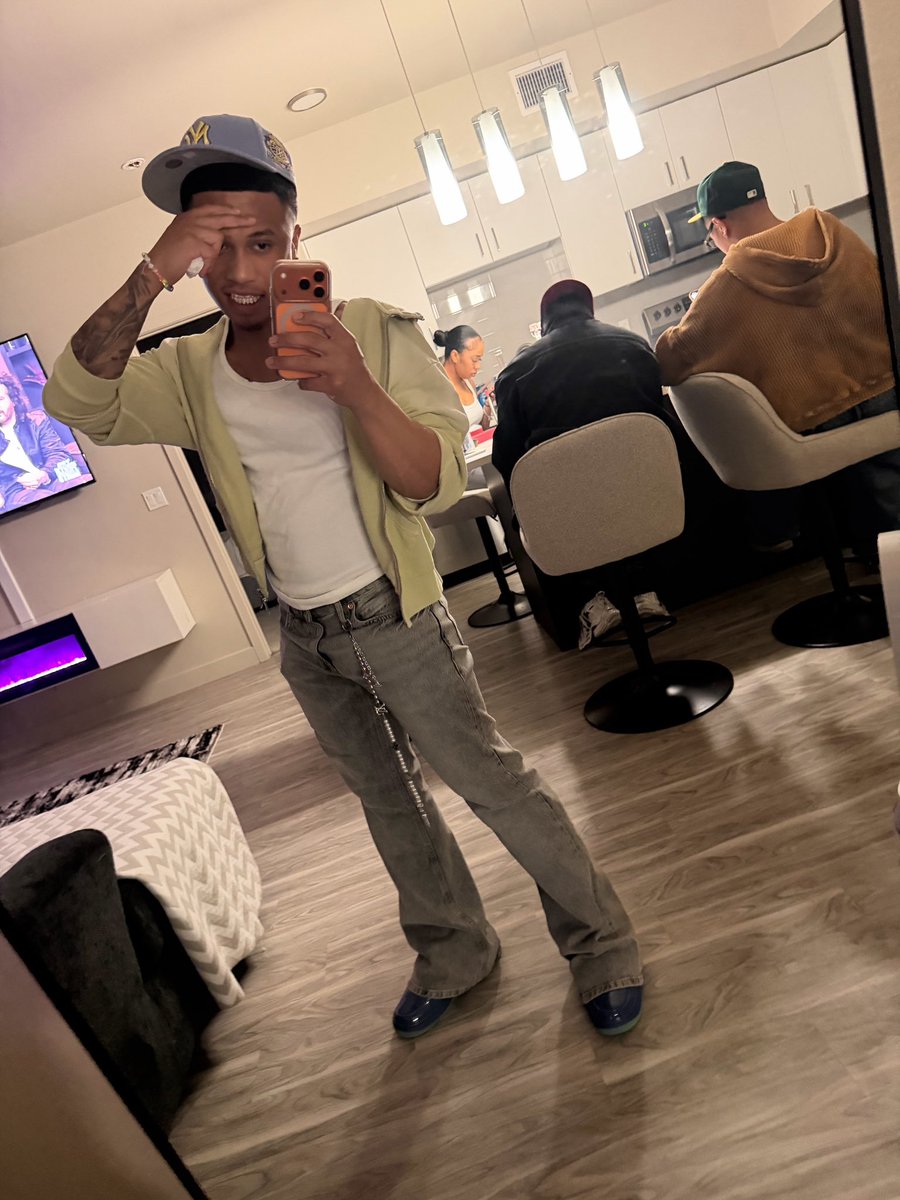 Adotbr0's tweet photo. where is the🐐they need one..the mirror is right here I see one🪞 https://t.co/PkS4A9Ims6