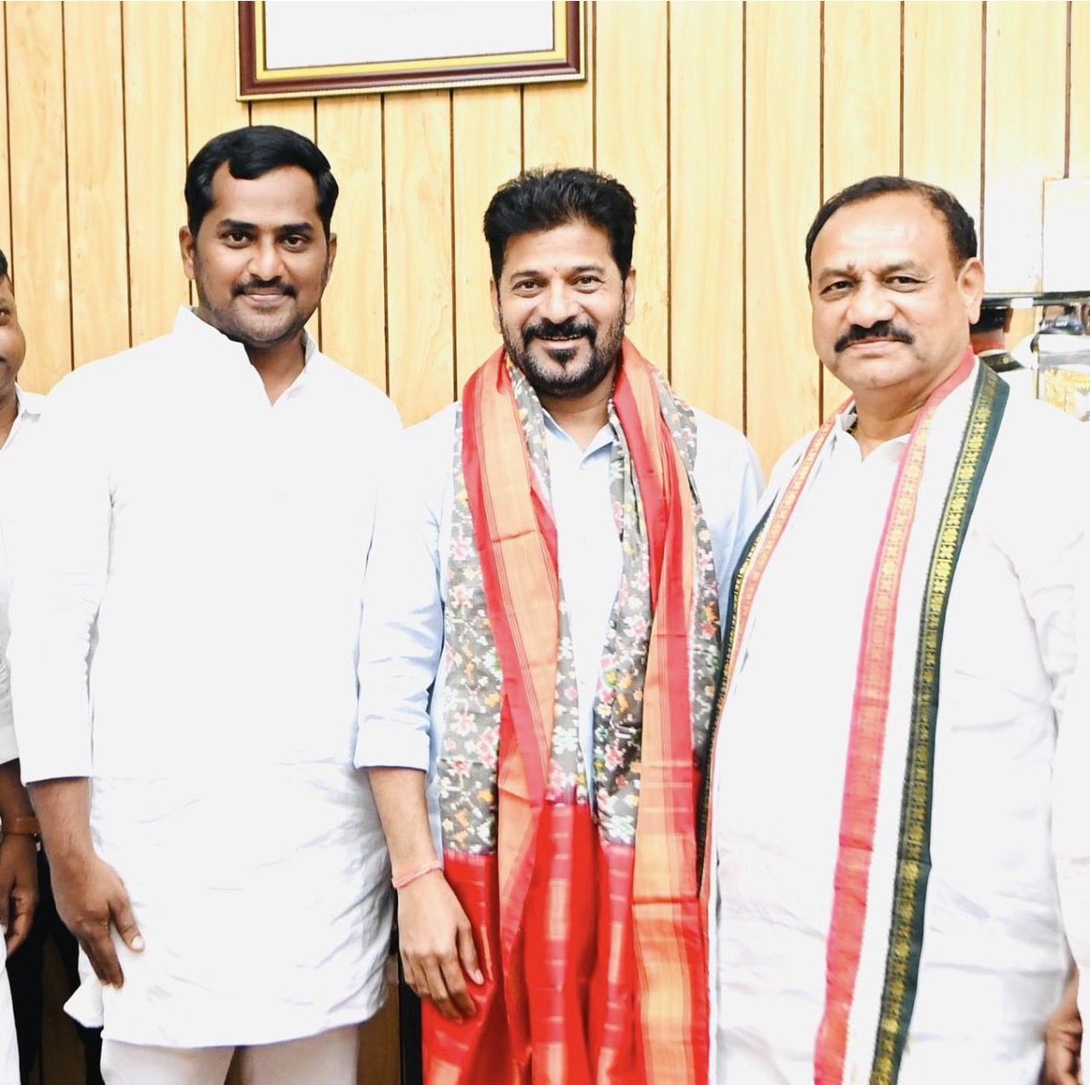 pmreddyteam's tweet photo. తెలంగాణ రాష్ట్ర కాంగ్రెస్ పార్టీ అధ్యక్షులు మరియు శాసన మండలి సభ్యులు శ్రీ బొమ్మ మహేష్ కుమార్ గౌడ్ గారికి జన్మదిన శుభాకాంక్షలు…

— పీసరి మహిపాల్ రెడ్డి , 
రాష్ట కాంగ్రెస్ పార్టీ ప్రధాన కార్యదర్శి https://t.co/ClI4b2W1uy