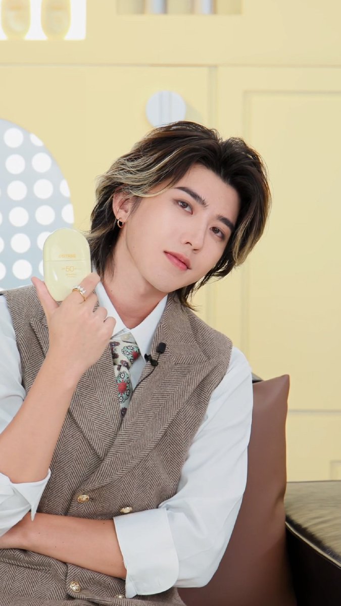 KUN_YY0382's tweet photo. No fear of harsh sunlight, always bright and glowing. Follow KUN to unlock the burden-free summer skincare routine from ositree.
#KUN #caixukun #ositree
@kun_officialx https://t.co/I2Kj6KHtSg