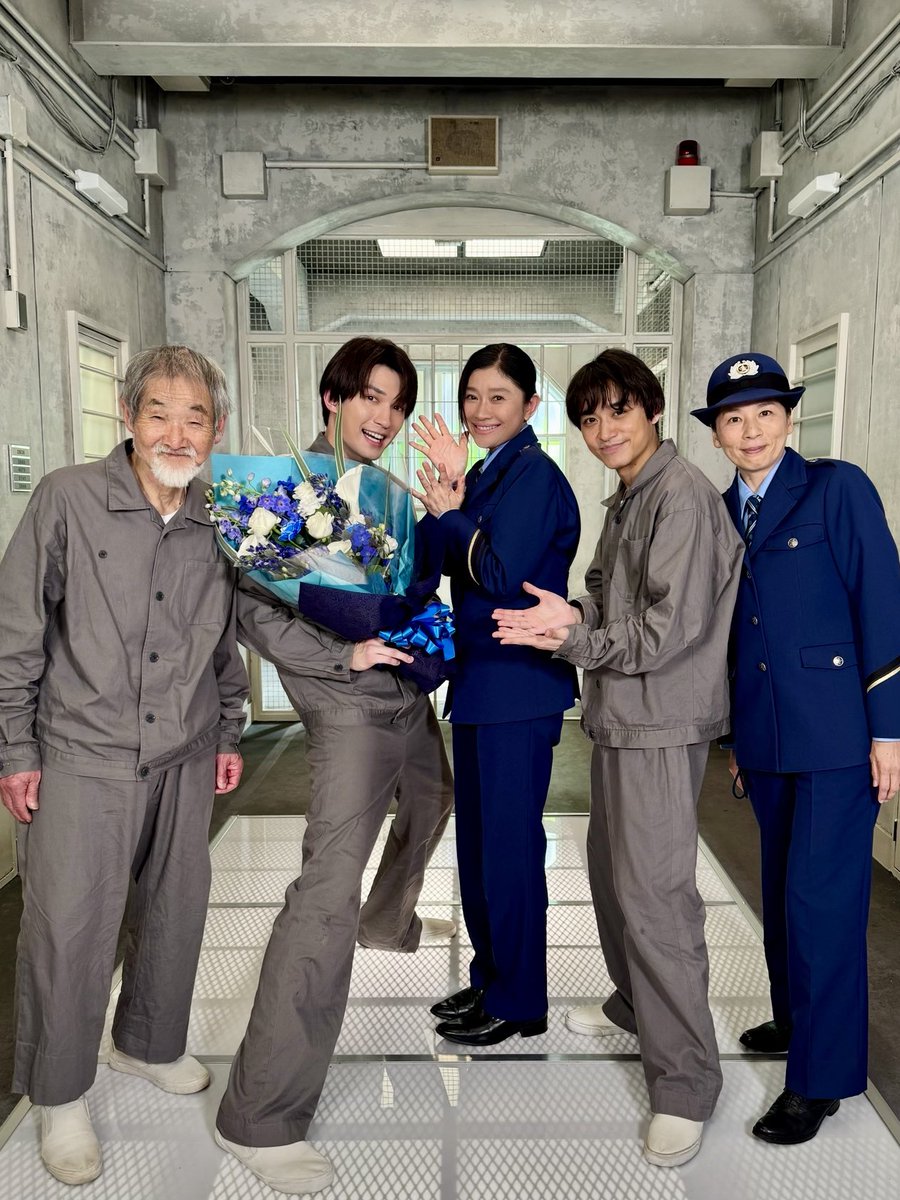 punchdrunk_ntv's tweet photo. Season2に出演の皆様の
クランクアップ写真をお届け✨

日下怜治役 ジェシーさん(SixTONES)

ジェシーさんの最後は白岩刑務所にて！
みんなに見守られてアップしました👏
半年間本当にお疲れ様でした！

#パンチドランクウーマン
Huluにて全話独占配信中
https://t.co/qaAP5SNsHZ https://t.co/bJgt8xKzMT