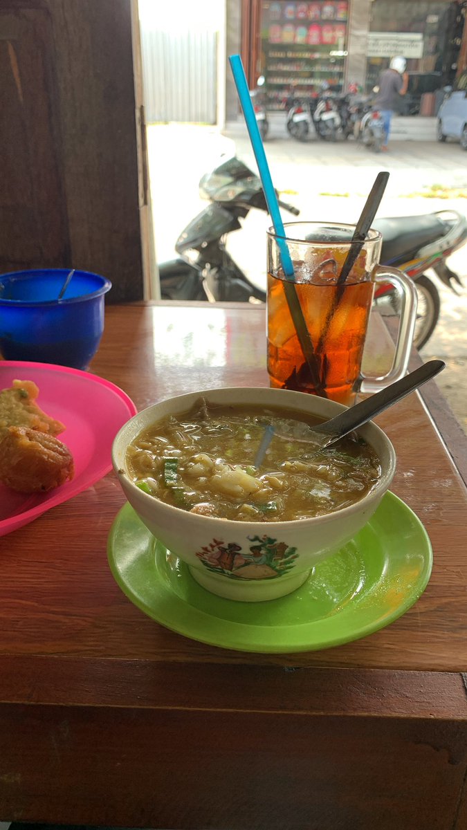 hyaaacik's tweet photo. bisa-bisanya gua tau soto semurah ini pas sem 4 di rembang… https://t.co/kNVyxFY1yX