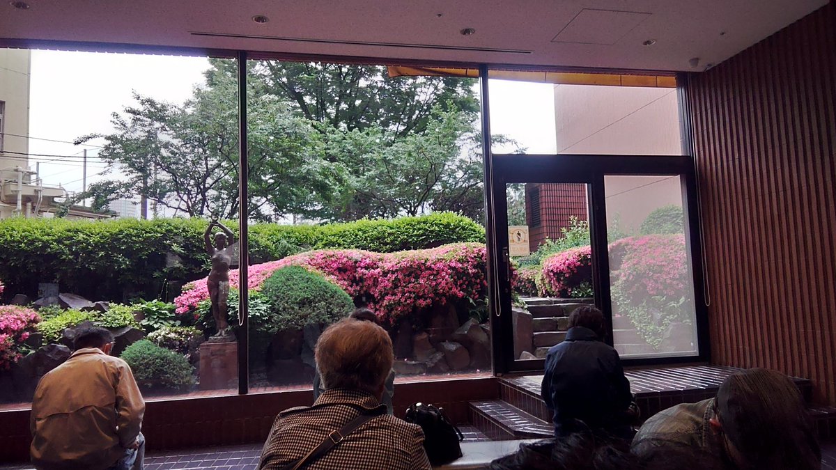 minakooono's tweet photo. 金曜は小雨の新宿へ
イルカさんの55周年コンサート
前回オペラを観に来た時は、エレベーターが無い事に気付いて早目にチケットGET！
新宿駅からバスで来たけど、途中の花園神社で例大祭やるって
境内に露店出てたが、帰る頃はやってないかなー
#イルカ #あいのたね・まこう！ #新宿 #新宿文化センター https://t.co/MpNXCx5Uoo