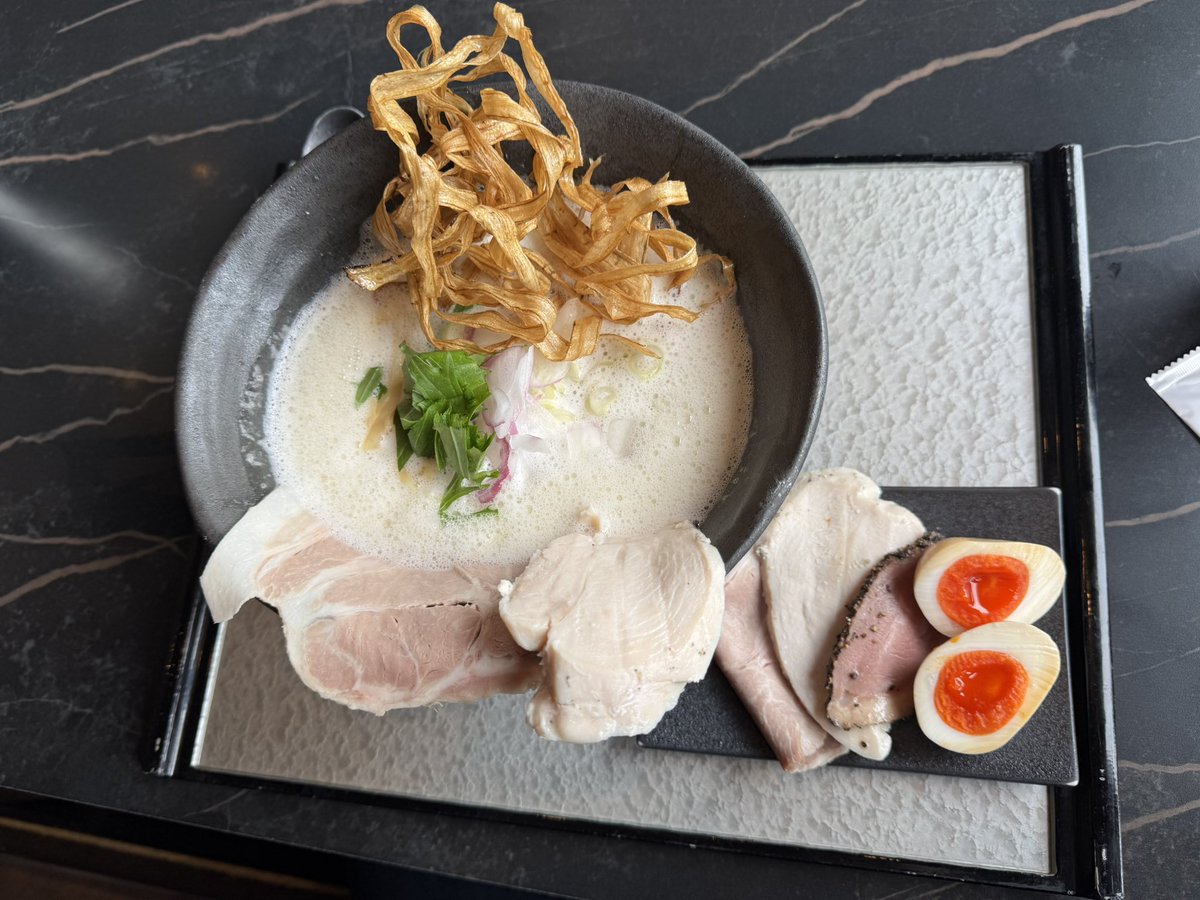 arata_02nd's tweet photo. #飯テロ 
今日は
座銀さんのラーメン
カリカリの牛蒡天ぷらに
鶏のスープが
よくあう

あゝ今日が良い一日でありますように https://t.co/zCkzvB1gTT