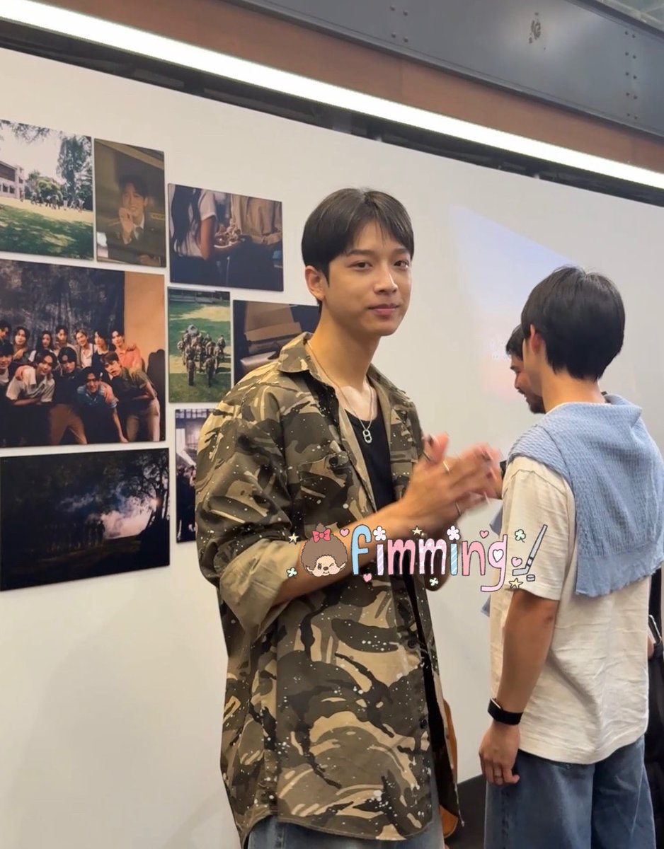 fimming77's tweet photo. ใครจะคิดว่าจะได้ดูนิทรรศการพร้อมกับพระเอกเอ็มวีฟะ😭😭😭 #BUS_ดีใจที่ไม่มีเธอ_EXHIBITION https://t.co/4WihvLCahz