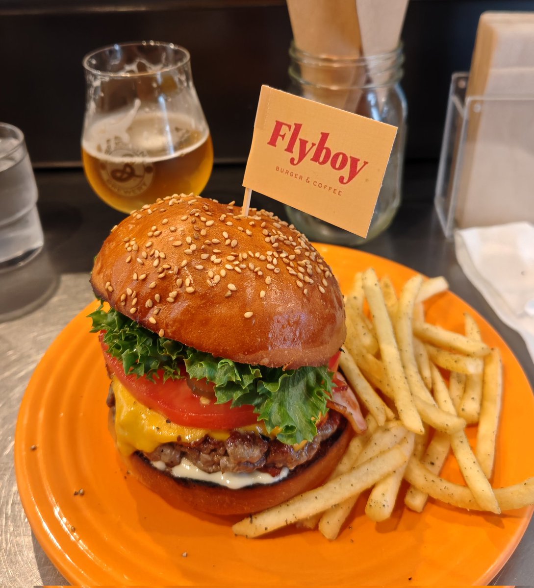 gonzou_htcb's tweet photo. ごちそうさまでした🍔
腹満腹大将です🐔
マサルさんも気に入ったようだ😸
備考
とてもうまいw
#FLYBOY
#朝練ガールズ
#風来ボーイ https://t.co/OsFMmVCow6