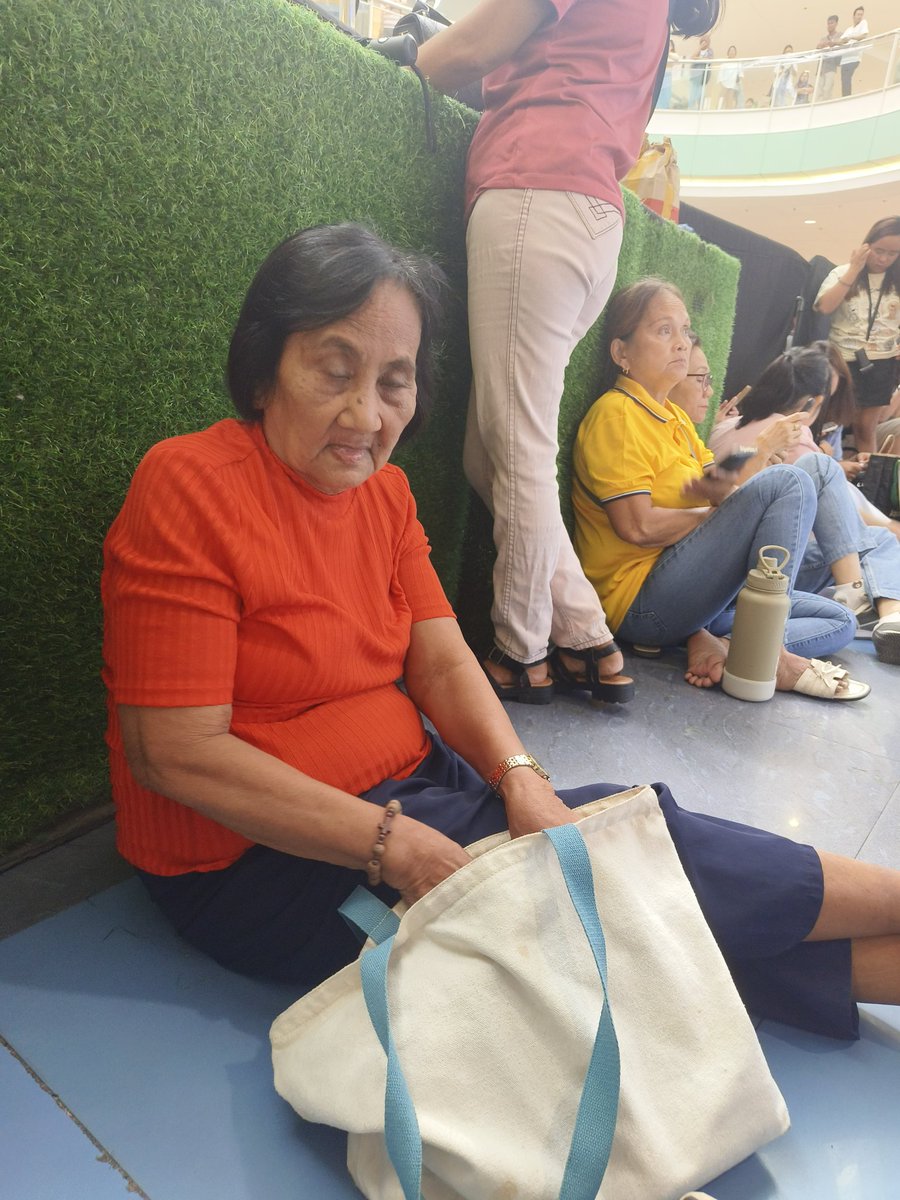 mylrie8saop_'s tweet photo. Pa help naman si Nanay kanina pa sya dito mga 10 am  nakatayo pina upo ko lang gustong gusto dw nya Makita ang Donbelle  sabi ko huli pa po sila ok lang dw baka pwede nyo matulungan si Nanay makapasok sa loob para makaupo kahit sa labas nalang Yung apo nya. https://t.co/rLLsKAooqI