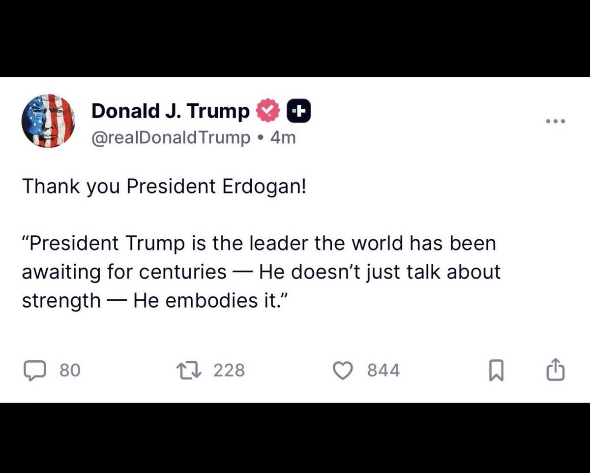 cansucamlibel's tweet photo. Şunu yazıp sonra Ankara’dan panik telefonları alınca silen bir Donald Trump. 

Türkiye’de ne olup bittiğinden hakikaten haberi var mı sanıyorsunuz? 

Herhangi bir iç meselemizle “icazet” noktasına gelecek kadar ilgilenmez. Alacağını alır uzar. Hatta gerekirse bir yandan yanağınızdan makas alırken bir yandan küt diye satar, ne olduğunu anlamazsınız. Zaten şu sıralar kendi derdinde. 

“İcazet” havası yaratmaya çalışan masanın diğer tarafı. Bir düşünün neden :))