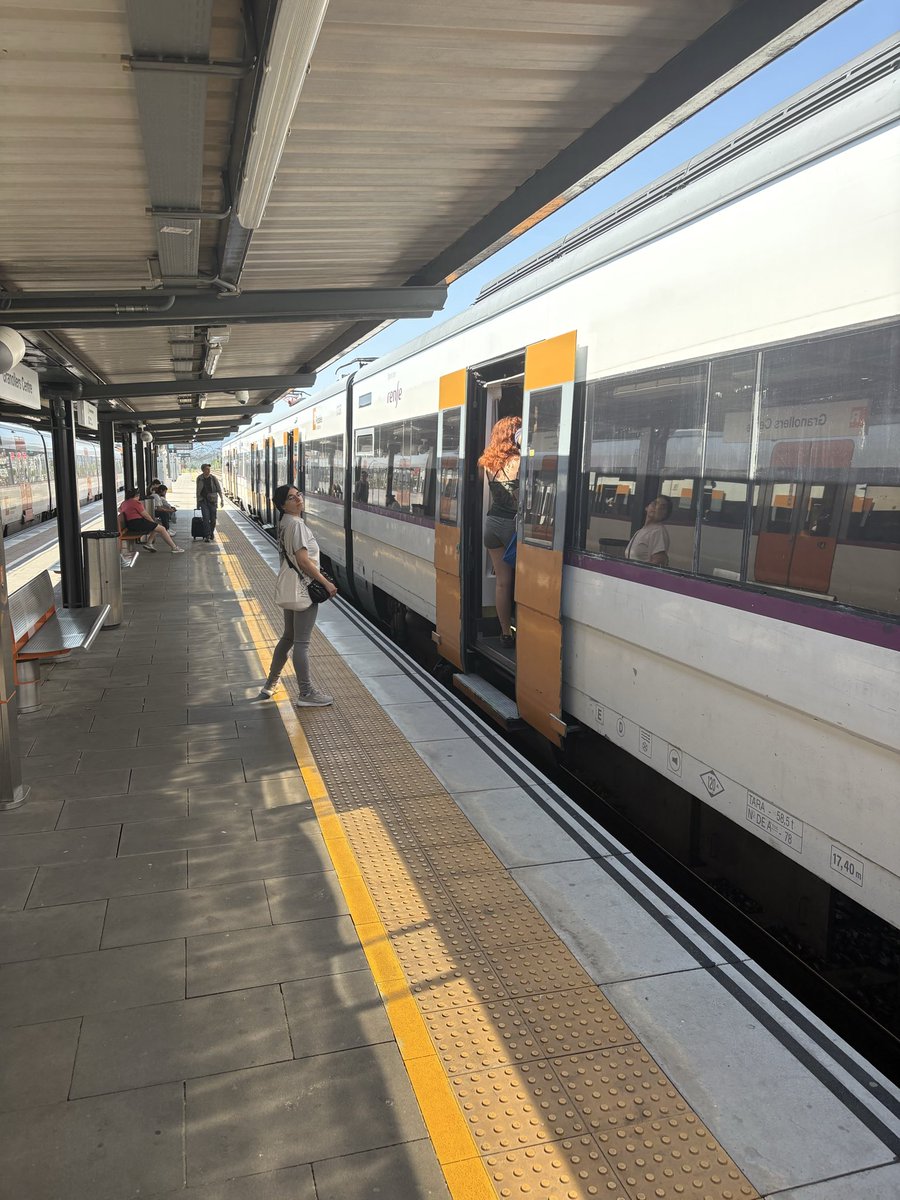 favre99's tweet photo. Ahir dissabte 23 de maig a l'estació de Granollers Centre a la línia R11 direcció Portbou, via 1. Regional amb parada a totes les estacions. 11:19. Tren curt. 1 maquinista, 300 seitons en llauna. #govern #gestió #Catalunya #Avança  #Delhi #Bengaluru #Mumbai https://t.co/k294zDrn9q