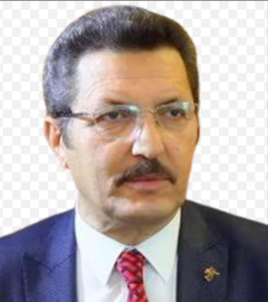 Dede38__'s tweet photo. BU KARAR, AKP 
İKTİDARININ İFLASIDIR!
İstinaf Mahkemesi’nin hukuka aykırı olarak CHP’nin 2023 kurultayı hakkında butlan kararı vermesi, CHP’den çok AKP’nin meşruiyetini ortadan kaldırmıştır.
Çünkü bu kararı veren mahkeme, YSK’nın CHP’nin 2023 ve daha sonraki kurultaylarını tanıyan ve Özgür Özel’e genel başkanlık mazbatasını veren kararlarını tanımadığını ilan etmiştir. Bu karar yok hükmündedir.
Aslında bir butlan kararı verilecekse, oylama sırasında mühürsüz oyların geçerli kabul edildiği 2017 Anayasa değişikliği referandumu hakkında verilmeliydi. Fakat bu kararı veren Yüksek Seçim Kurulu olduğu için ve bu karara karşı temyiz makamı bulunmadığı için, rejim tıkanmıştır. AKP, şimdi CHP hakkındaki butlan kararının meydana getirdiği kargaşadan faydalanarak baskın seçimle yeniden tek başına iktidar olmaya çalışacak, ancak seçmenden tarihi bir tokat yiyecektir.
Bu karar, AKP’nin artık seçmen nezdinde CHP ile yarışamayacak kadar kötü bir duruma düştüğünün AKP’nin kendi programı ve kadrosu ile iktidar olamayacağının ilanıdır. Bu karar, AKP’nin iflas bayrağı çekmesidir ve seçmen tarafından çok ağır şekilde cezalandırılacaktır.
     Arslan Bulut 
(Yeniçağ Gazetesi)