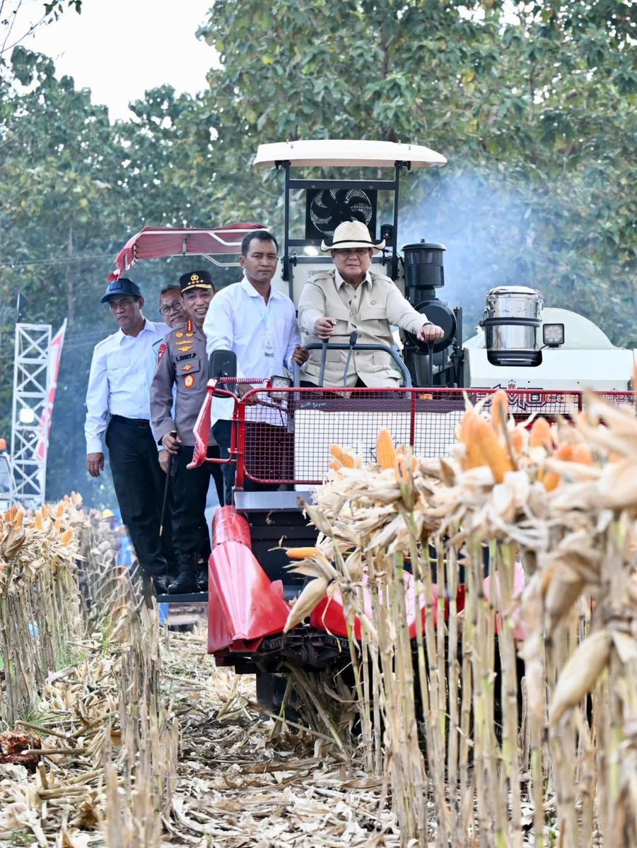 IniTrenggalek's tweet photo. Hal ini sekaligus menegaskan bahwa Polri turut serta mendukung terwujudkan swasembada pangan Indonesia. Melalui kolaborasi dan kerja nyata Polri Berkomitmen #MenjagaKetahananPangan 
Melayani Gizi Indonesia https://t.co/f2nYYEvEdS