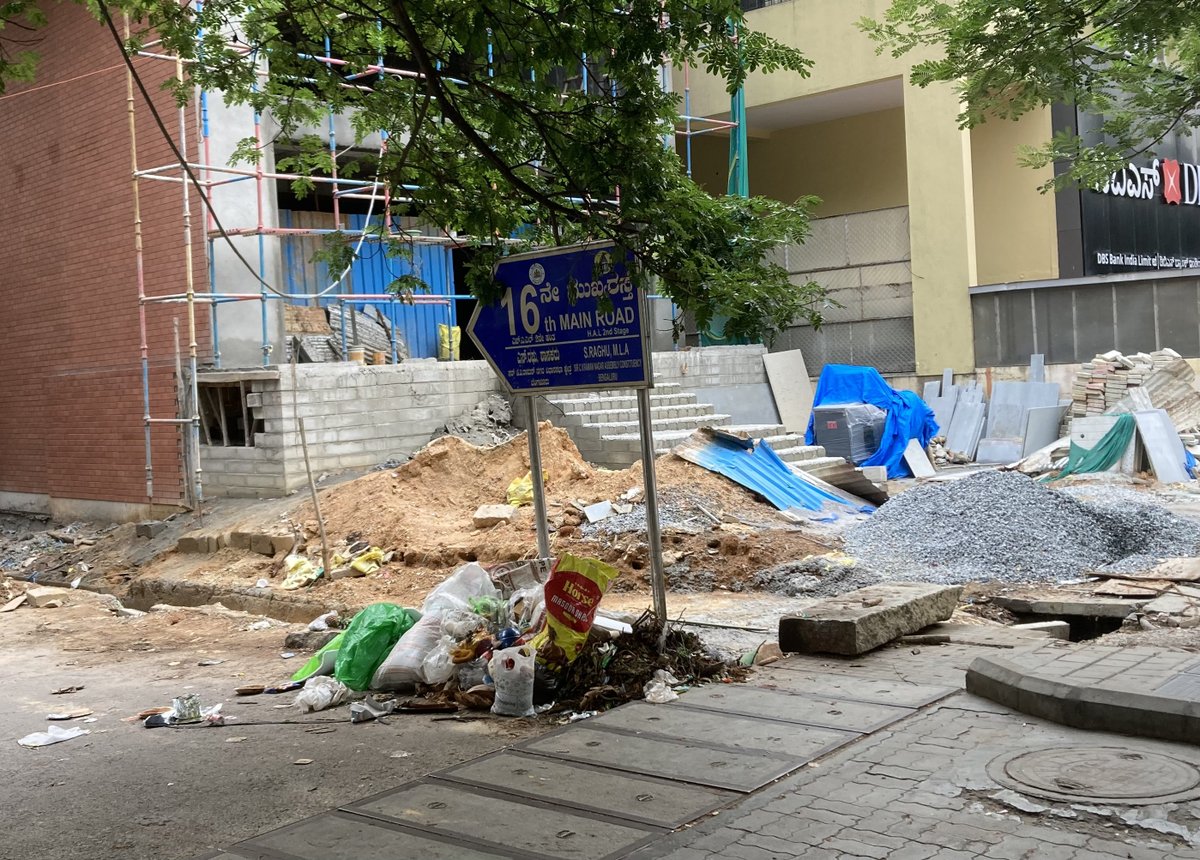 ShravanGR's tweet photo. The trash situation outside Indiranagar restaurants left to rot and stink until garbage gets collected - what’s happening? @icindngr @CPBlr @save_our_blore @DKShivakumar @LiveLawIndia @DHFWKA https://t.co/4Ija2a4W9I