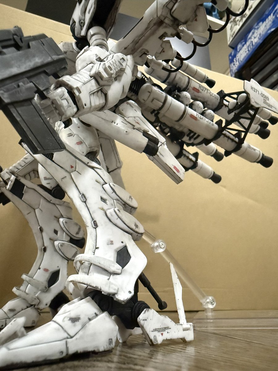 zirei6's tweet photo. アーマードコアのホワイトグリントVOBセットやっと完成させました！
本体を素組みして1年以上放置してました😅
VOBの色分けが面倒でして、やっと塗り分けて汚しをあのOP風にするべく頑張ってみました。デカールもボロボロになったりで大変でしたが中々の出来に満足です。
#プラモデル
#アーマードコア https://t.co/wUndE8JO2W