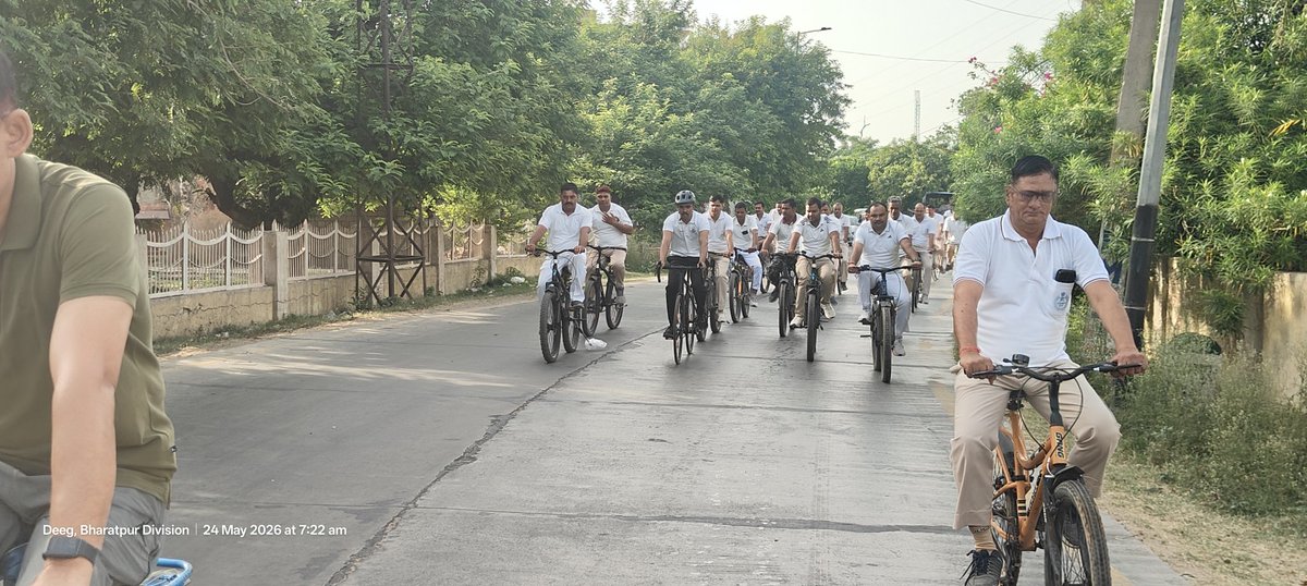 DeegPolice's tweet photo. 🚴‍♂️ #Sunday_On_Cycle #FitIndiaMission

आज फिट इंडिया मिशन के तहत #डीग पुलिस द्वारा विशेष #Sunday_On_Cycle अभियान का आयोजन किया गया।

साइक्लिंग रैली पुलिस लाइन से जल महलों तक आयोजित की गई।
इसके पश्चात 🧘 योग सत्र का भी आयोजन किया गया।
#CommonwealthDay #HealthyRajasthan
#DeegPolice https://t.co/1bV8NPc5R0