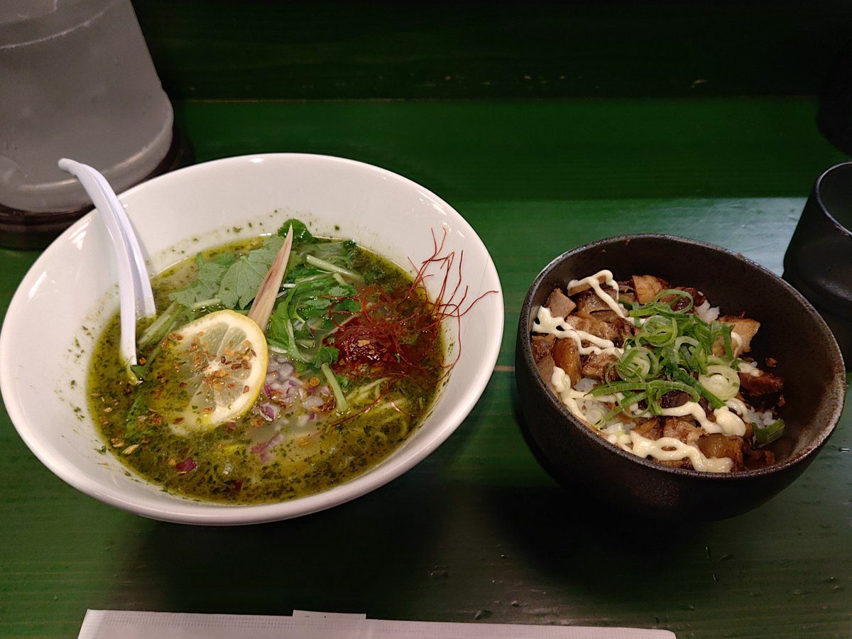 BOSS36R's tweet photo. 琉球新麺 通堂 @ 新横浜ラーメン博物館

ハーバルシャングリアン
コロコロマヨチャーシュー丼

国産小麦と世界のハーブのラーメンフェア 第2弾。刺激的なスパイスを効かせた奥深い旨みの塩味スープに、小麦香る細ストレート麺。各種ハーブもたっぷりのせられていて、独特な風味に大満足の一杯でした。 https://t.co/yTKFAvxtBs