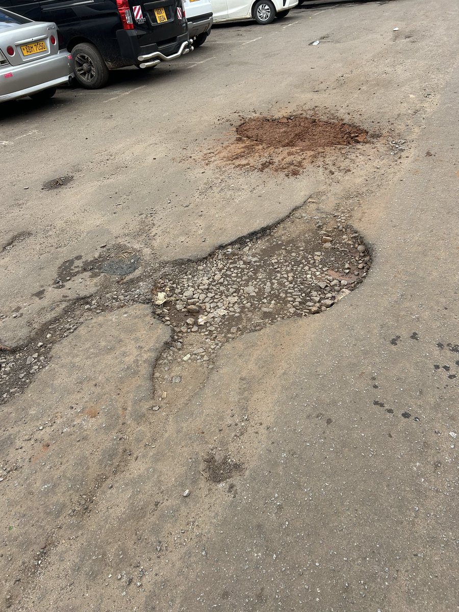 MandazaDouglas's tweet photo. @eddiemahembe @BigTimmz Along Kaguvi Street, a city council truck arrived with more than 10 workers, yet they only patched one pothole with mud and left the next one untouched.

A whole team, no equipment, no proper repairs, no accountability. This is why many citizens now describe Zim as a failed state https://t.co/qQlS3BVvwf