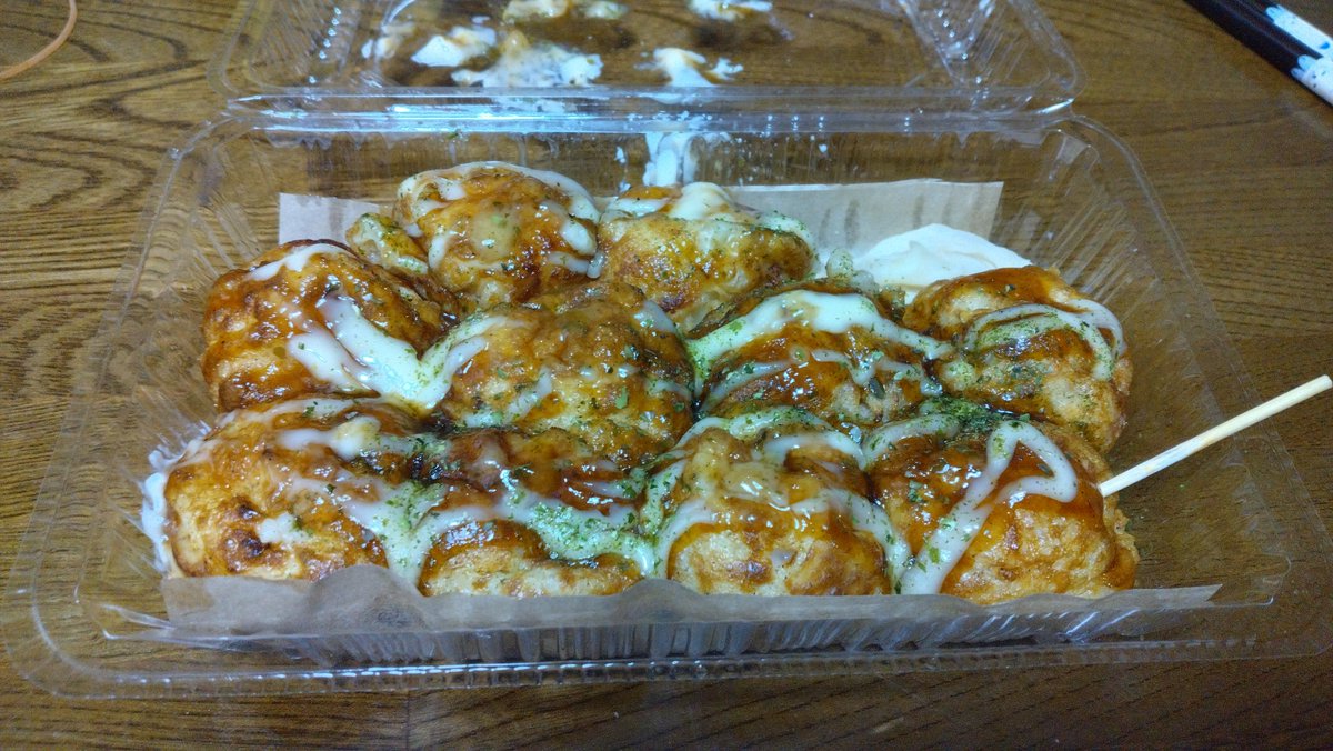 ATST4's tweet photo. 今日は岸和田駅前のジャンボ酒場の隣にできたタコスタのたこ焼きを食べました！3号店みたいですね。得心と比べると味は甘みが少し薄め、少しふわとろですが形はわりと崩れにくい感じでした。形が崩れないといえばたこCYUですね笑
正直言ってめっちゃおいしい！
これはまた食べたくなります！ https://t.co/FRZA0JxX8o