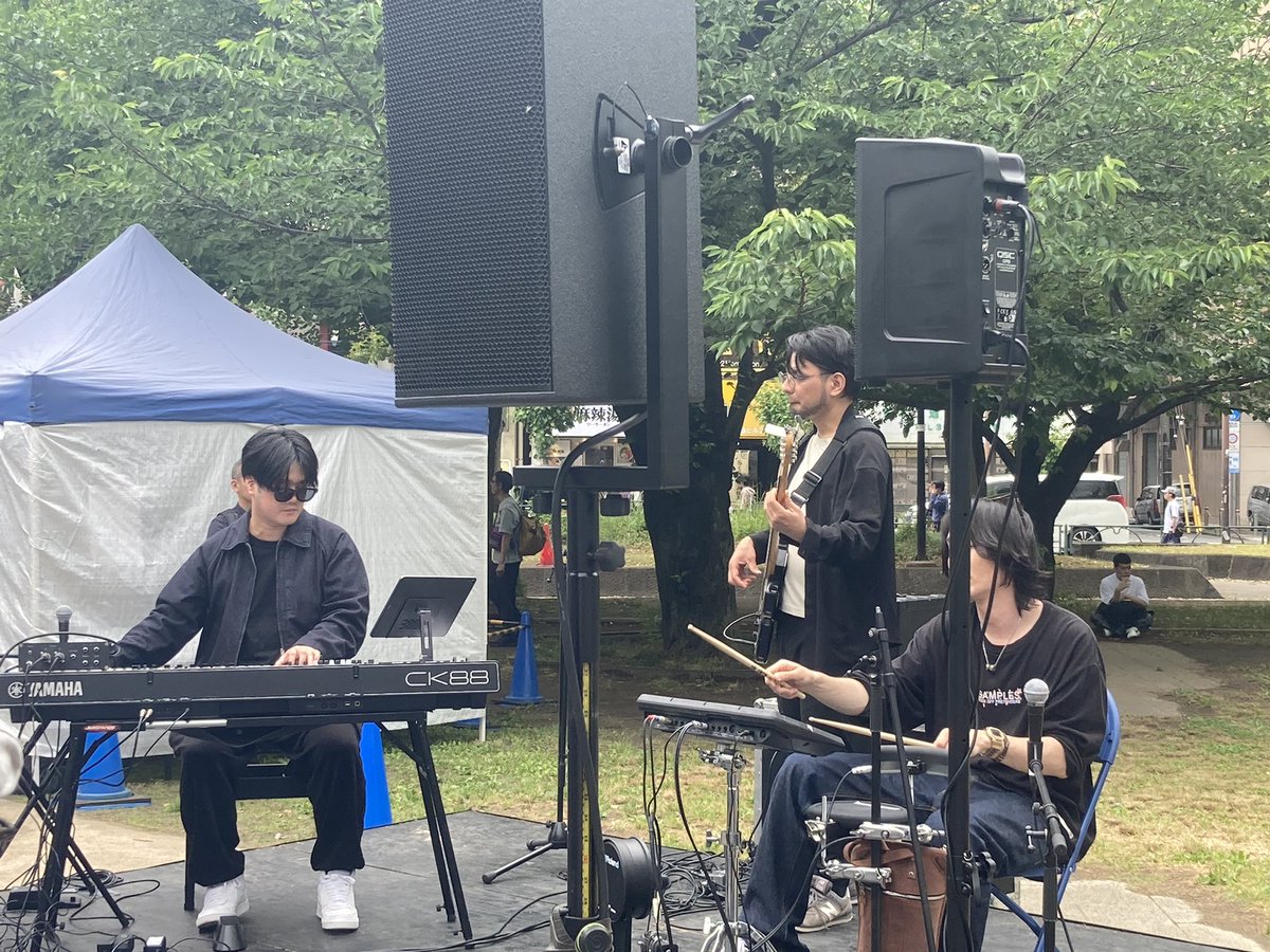 ak_musicfan's tweet photo. ニクオン2日目！

サブステージのトッパーはSoundtype

3人ともエレキ仕様という珍しい構成！！
ほんとこの人達の演奏は、ただただ凄い… https://t.co/iHIF26HWF7